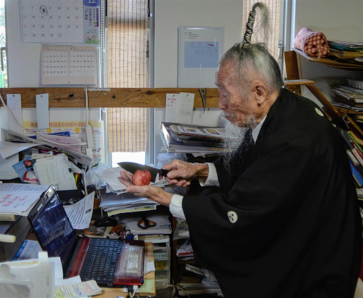 京都発９１歳ラストサムライはオンラインでリンゴ斬り 1 2ページ 産経ニュース