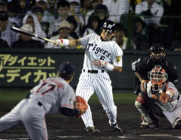 タイガース８０年 名勝負の目撃者 １ 金本 右手だけで安打 ２００４年７月３０日 阪神 巨人 甲子園 1 2ページ 産経ニュース