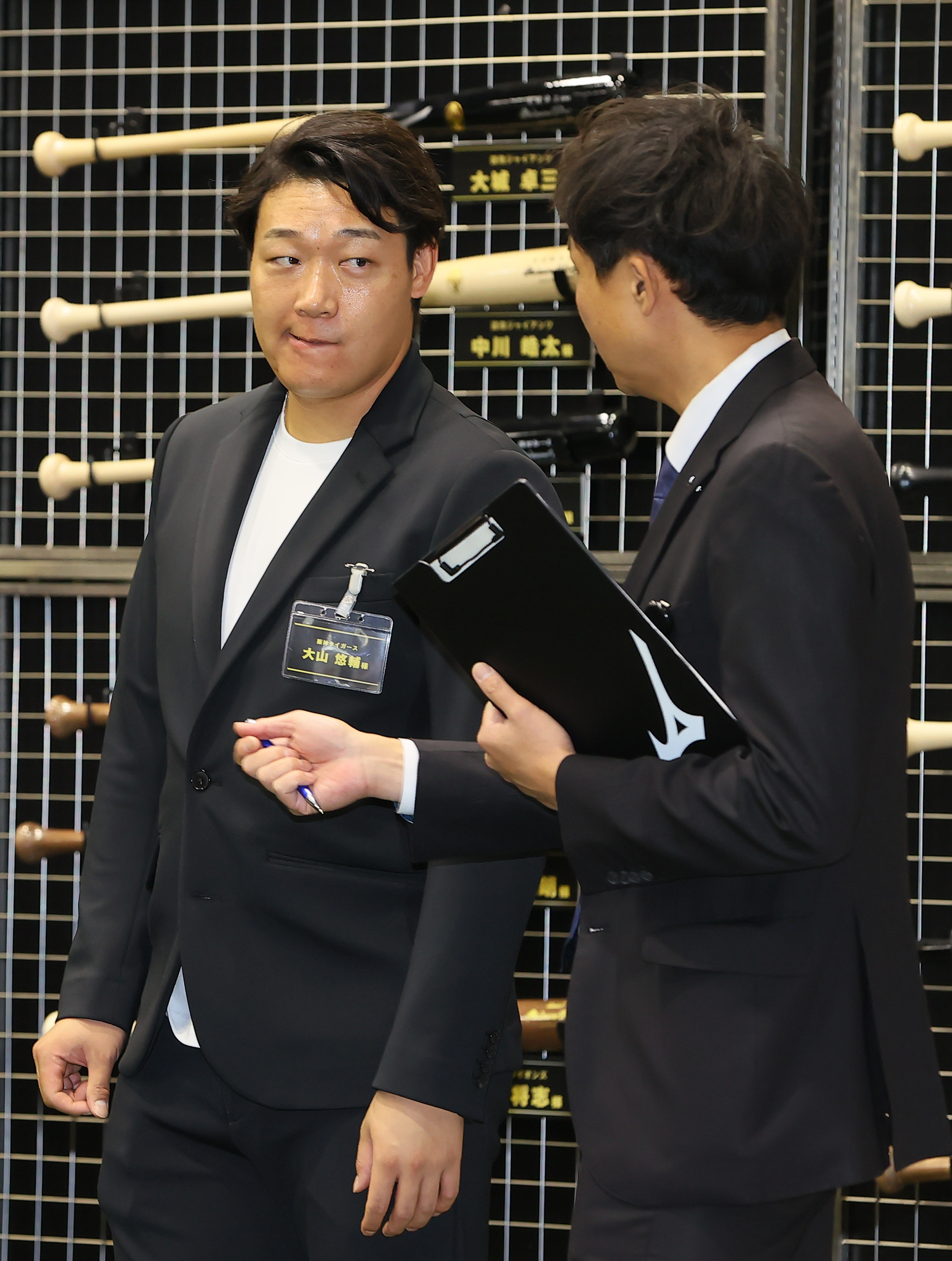 阪神・大山悠輔、特殊ミット商品化に意欲！来季へバットも回帰させ準備 