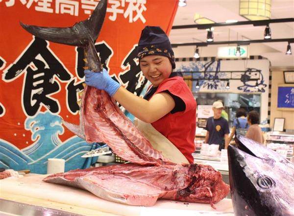 女子高生がマグロ解体ショーフィッシュガール豪快な包丁さばき披露 産経ニュース