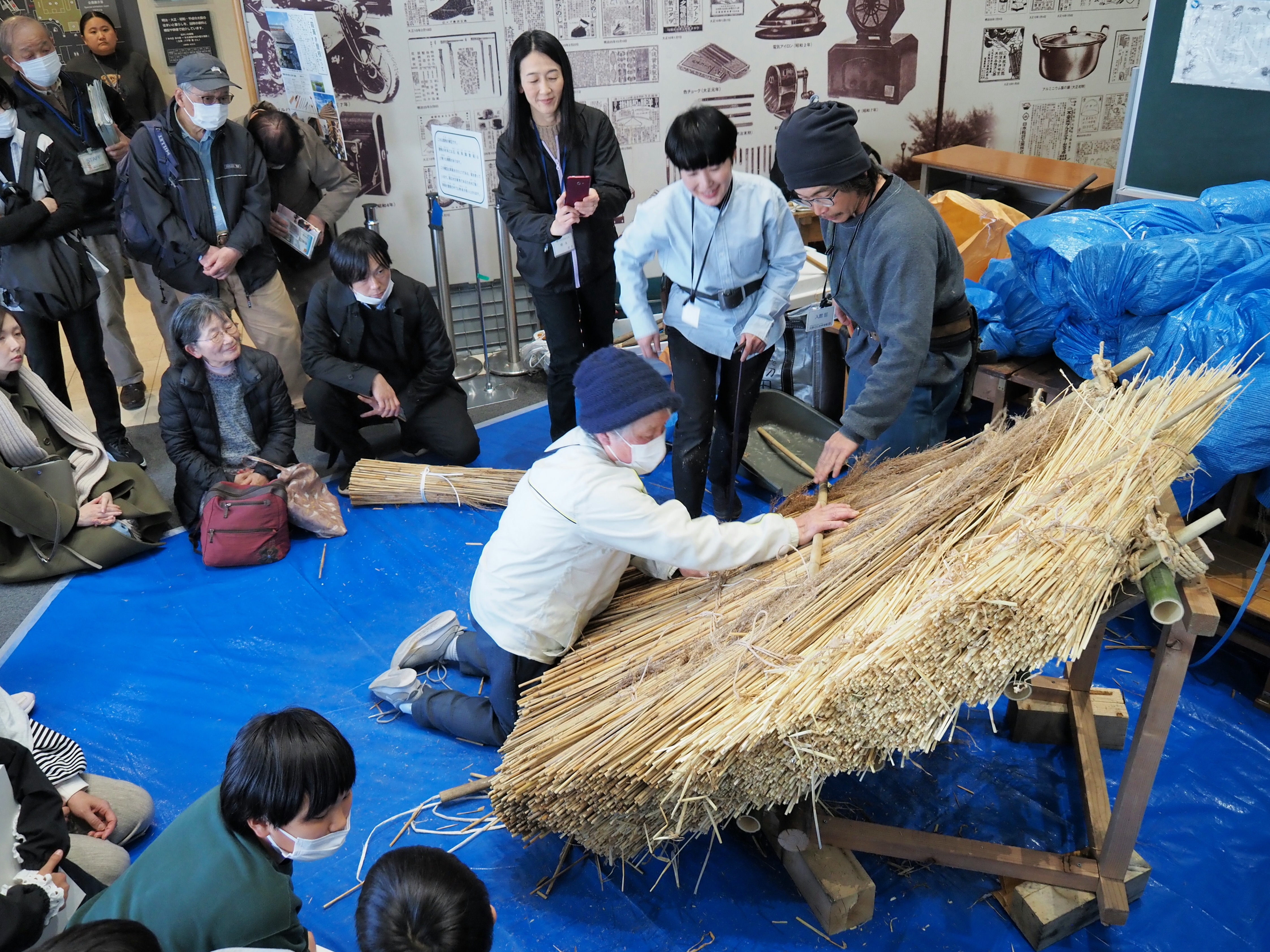 築140年の古民家を修復・再生した「葭葺き」実演 大阪くらしの今昔館