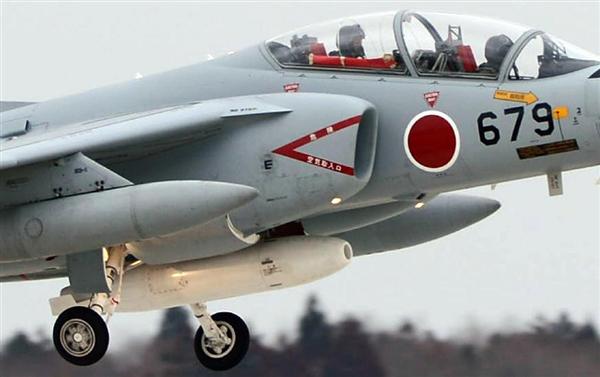 防衛最前線 ２３ ｔ４練習機 戦いのノウハウ蓄積する 空飛ぶイルカ は北の核から日本を守る 1 3ページ イザ