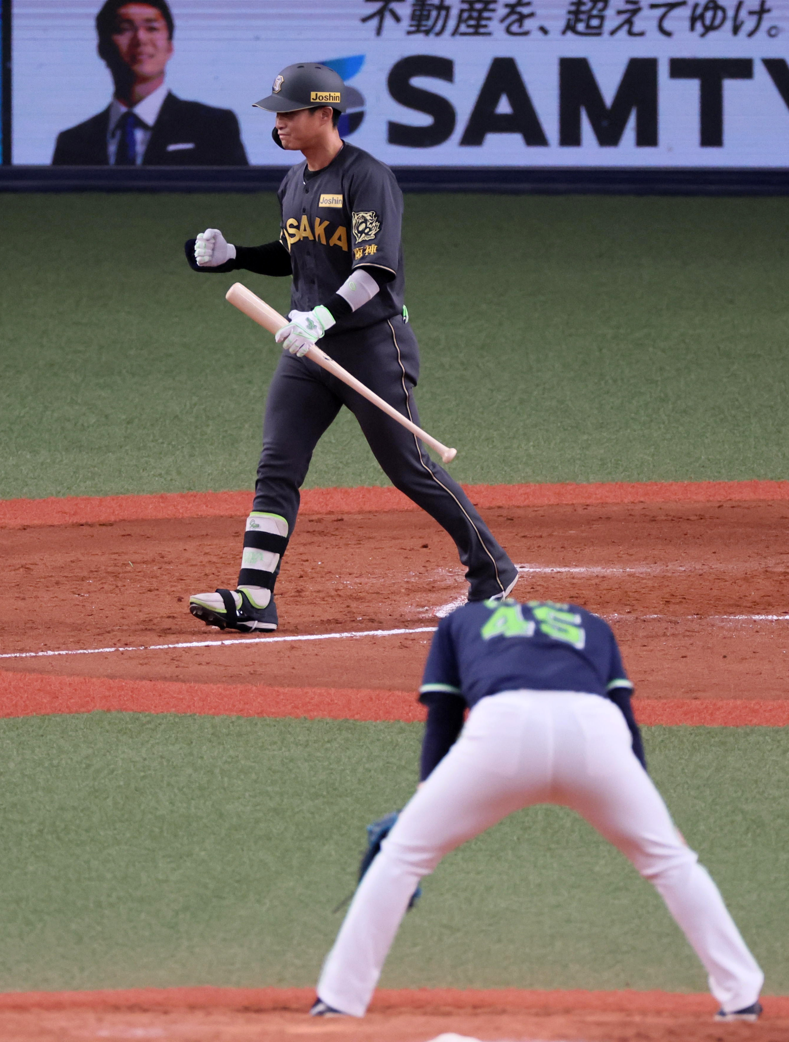 阪神が八回に勝ち越し！ 満塁男・木浪聖也の押し出し四球と近本光司の