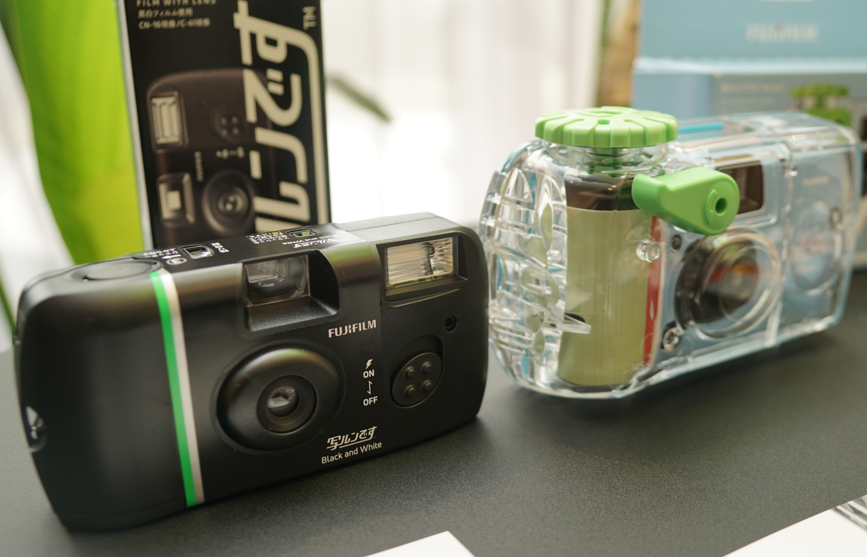 海でも安心の「写ルンです」防水モデルが新発売 富士フイルム、40周年