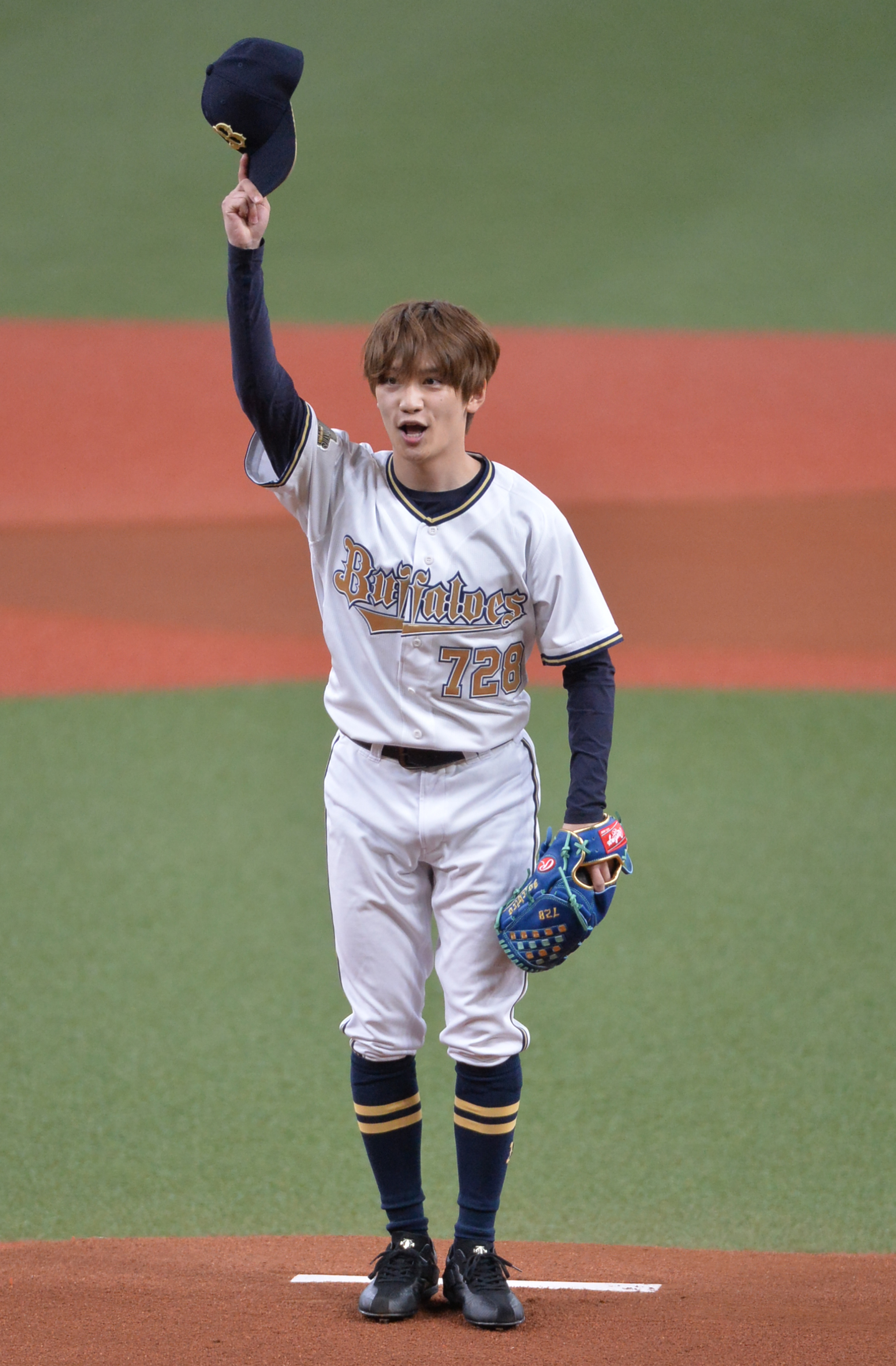 なにわ男子 ライブ参戦に 藤原丈一郎君 始球式風ユニフォーム オリックス - アイドル