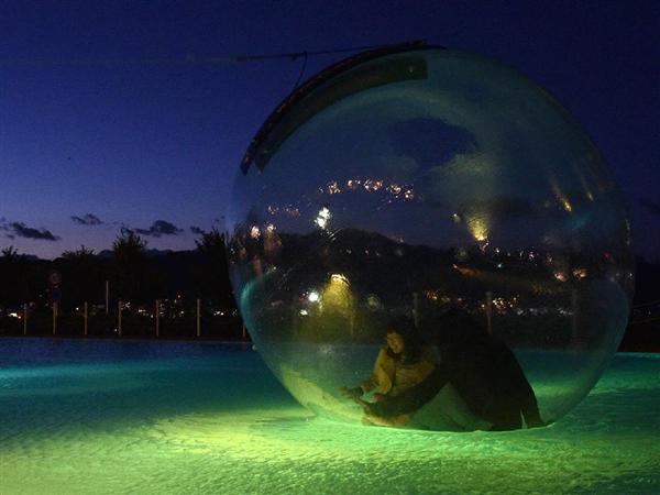 球体の内部に入って水上散歩 夜のウォーターボール楽しむイベント開催 びわ湖大津プリンスホテル 産経ニュース