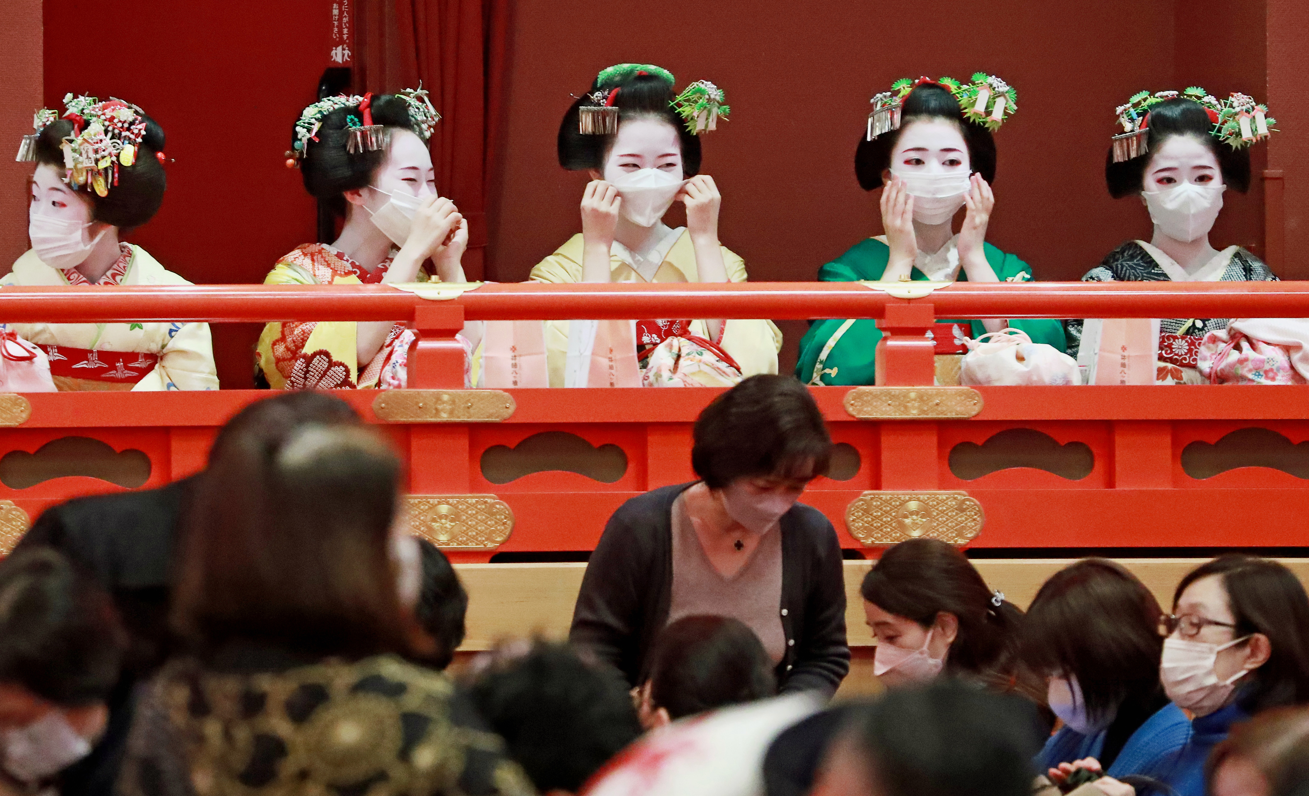 人気役者の競演、舞妓ら花添え 京都・南座で花街総見 - 産経ニュース