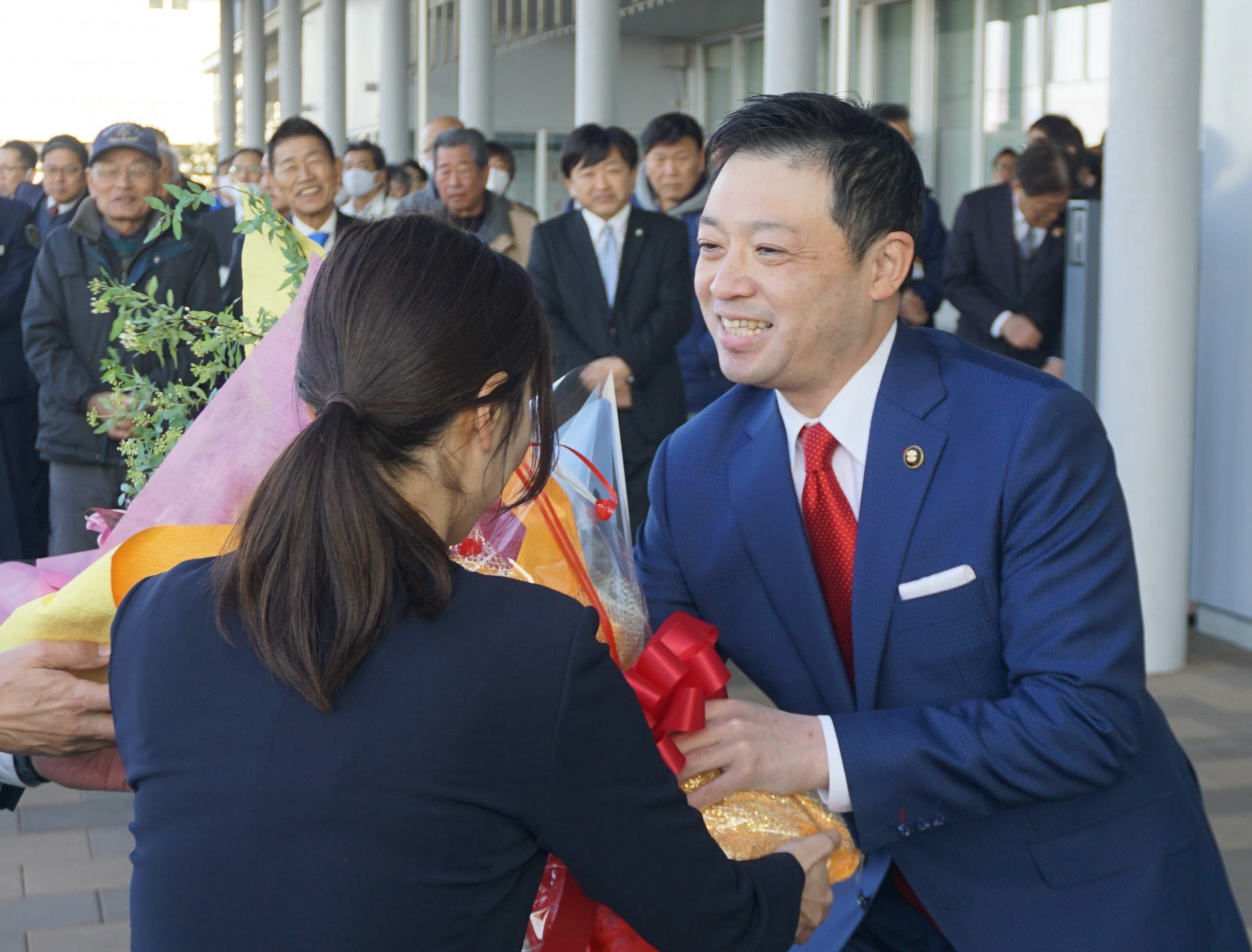 大阪府柏原市「財政厳しいが前に」無投票3選の冨宅氏に証書 - 産経ニュース