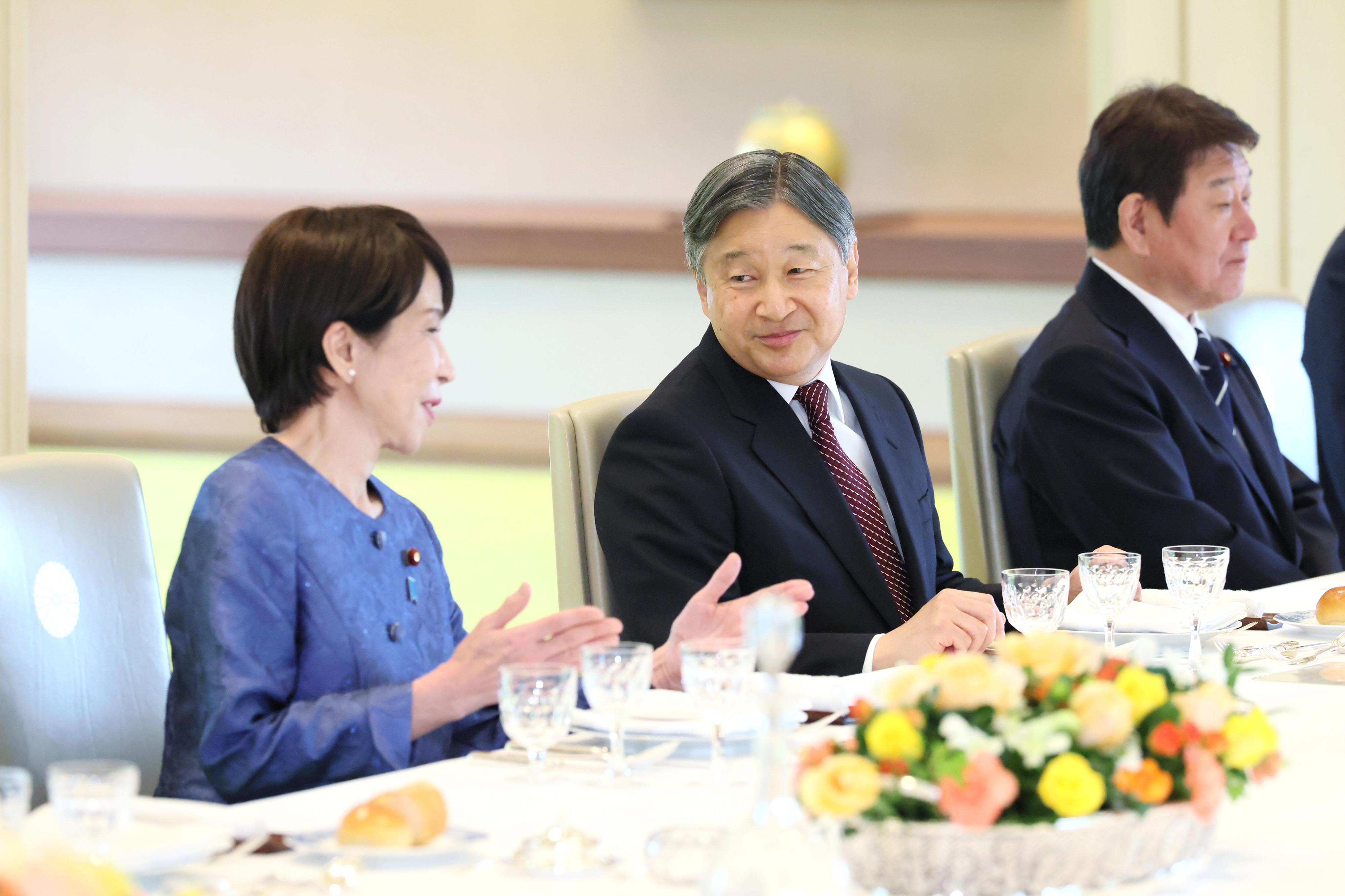 天皇　額写真 天皇ご一家、大戦中の写真展ご視察 上皇さまは92歳の誕生日お迎えに