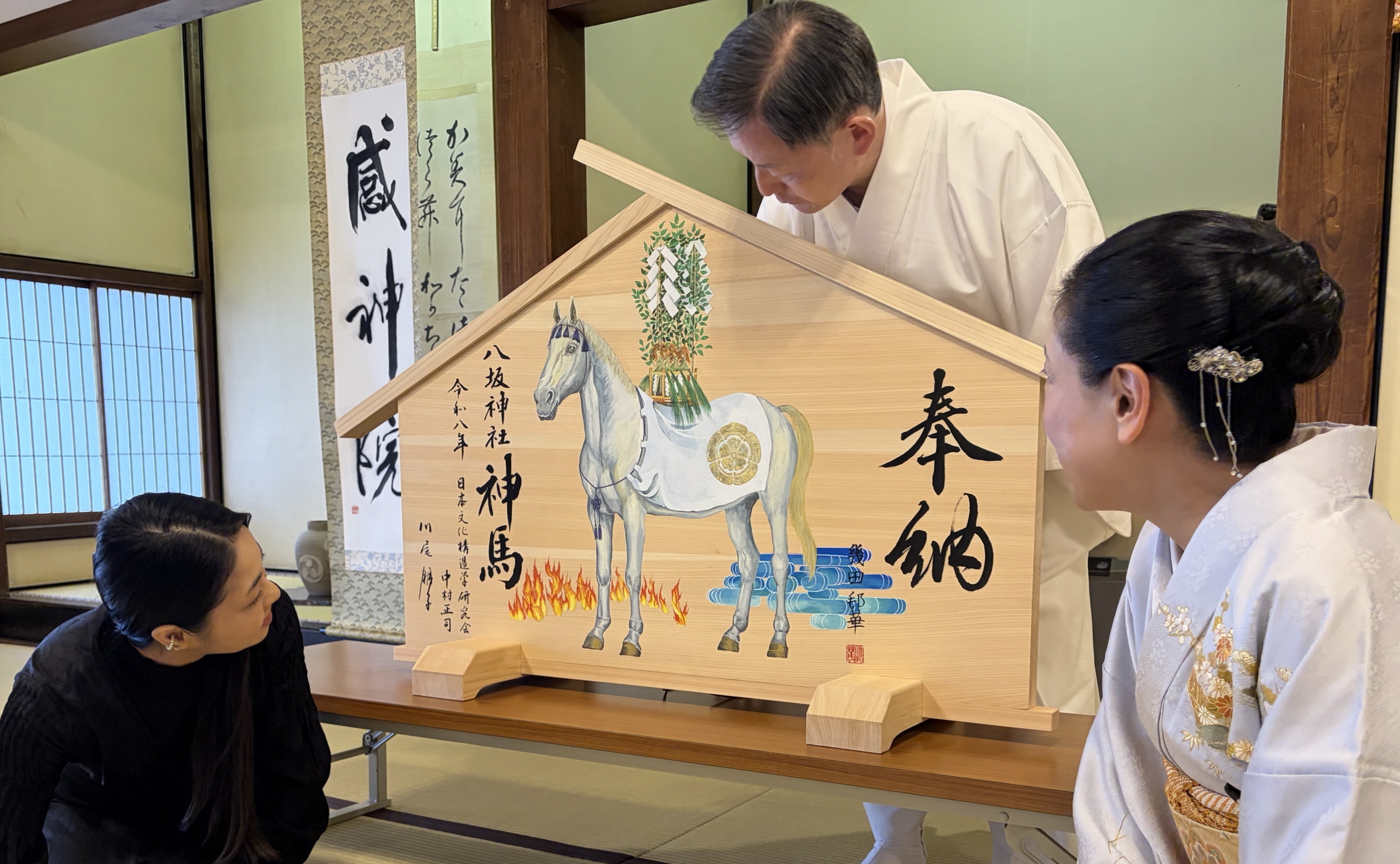 来年の干支にちなみ「神馬」の絵馬奉納 上賀茂神社は神話、八坂神社は