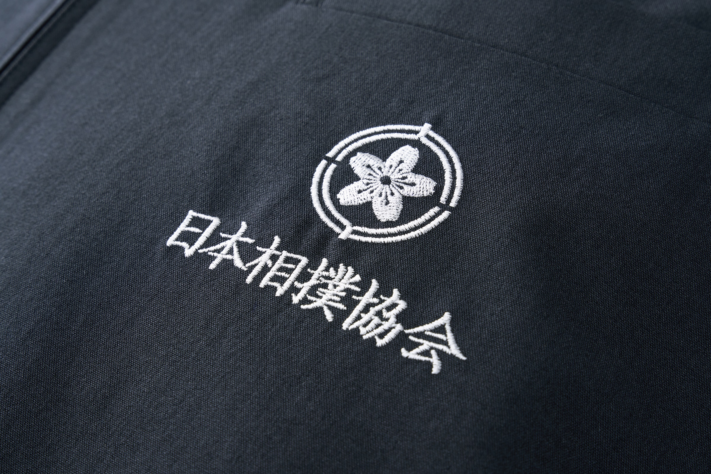 ユニクロと日本相撲協会がコラボ 親方らにオフィシャルジャケット提供