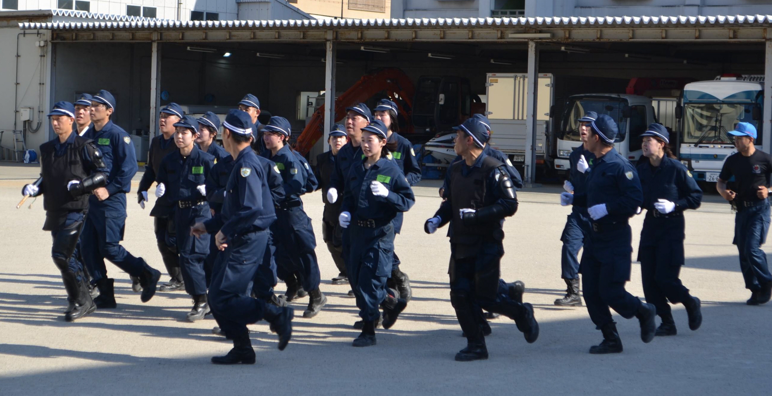 国内最強レベルの機動隊に女性を初配置 ６キロ装備に８キロ楯持ち、炎天下グラウンドで猛訓練 - 産経ニュース