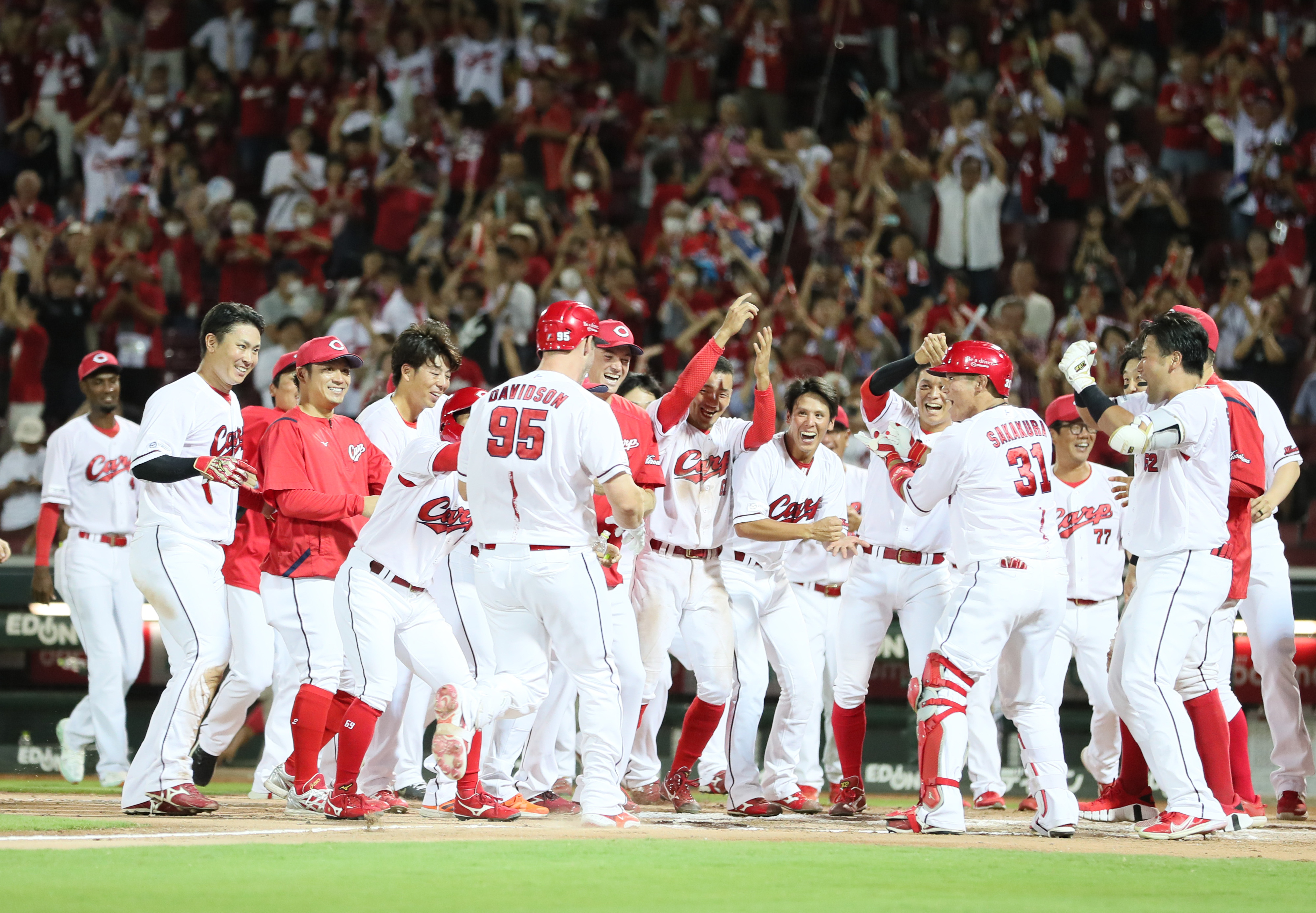 広島、連夜のサヨナラ！延長十一回デビッドソン劇弾　首位阪神に７・５ゲーム差