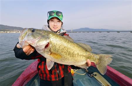釣り女師 コラムニスト 美緒ちゃん大満足 ブラックバス４５センチ 関西フィッシング サンスポ