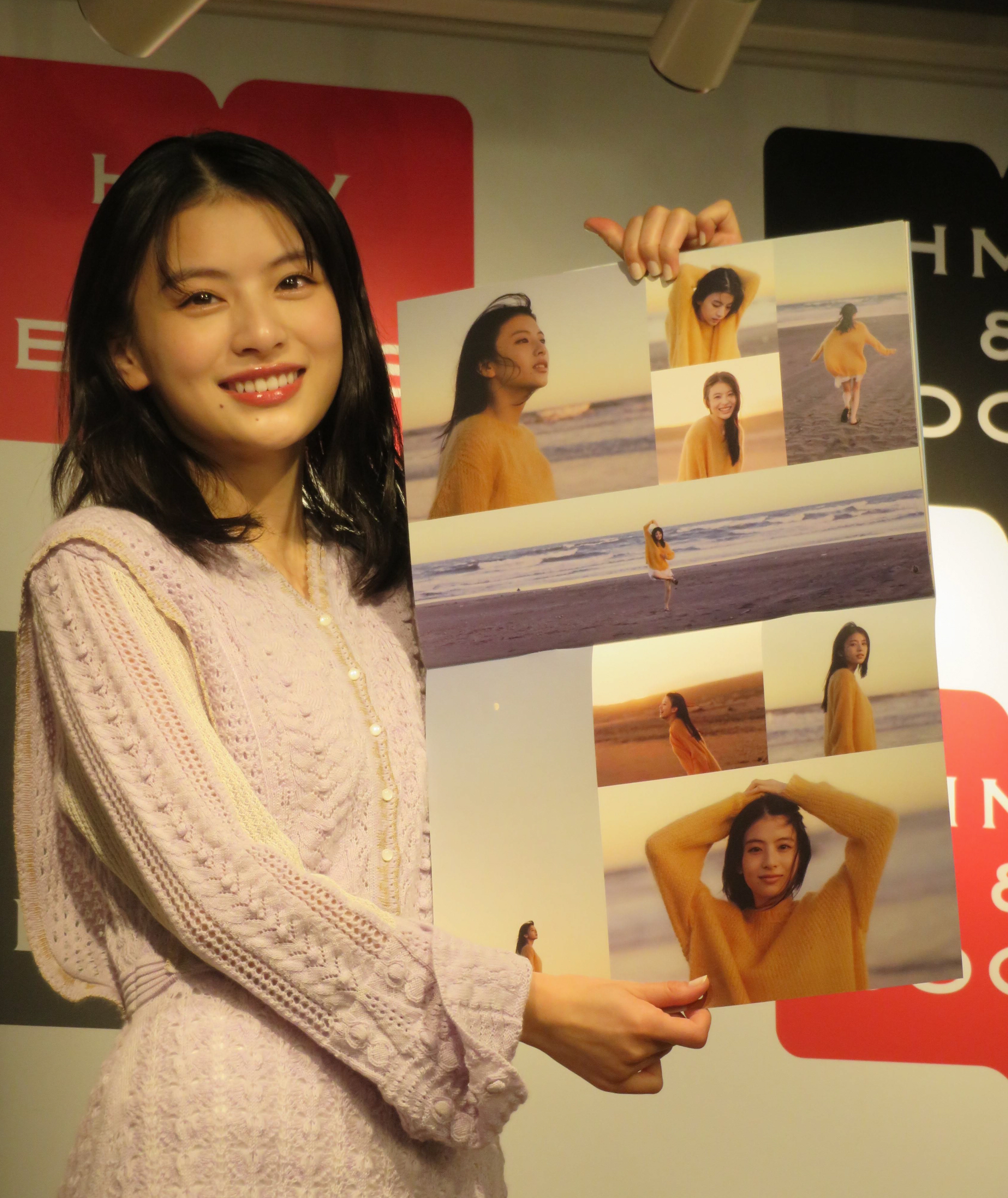出口夏希、初カレンダーをながめ「ハワイっぽいし、アフリカっぽい。非