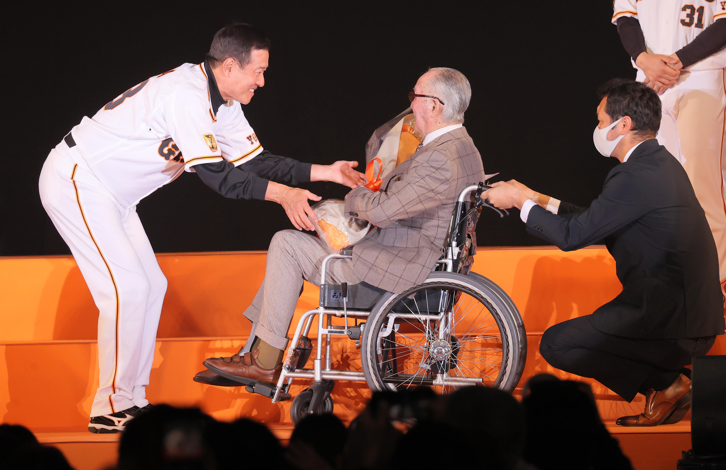 フォト特集】長嶋茂雄氏「皆さん、ありがとう」 ファン感で文化勲章 フォト特集】長嶋茂雄氏「皆さん、ありがとう」 ファン感で文化勲章