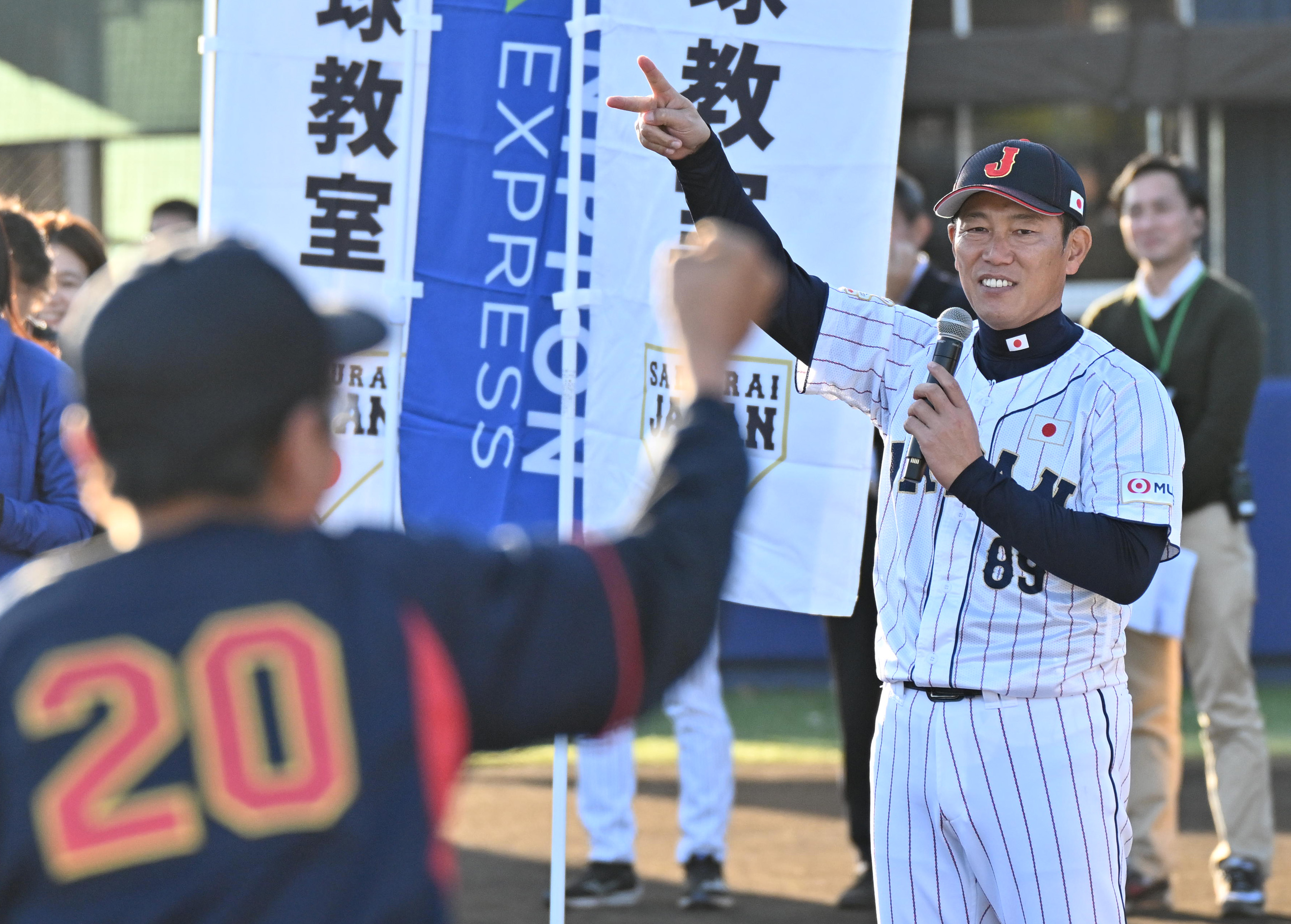 侍ジャパン・井端弘和監督が野球教室に参加 大谷翔平の巨額契約に