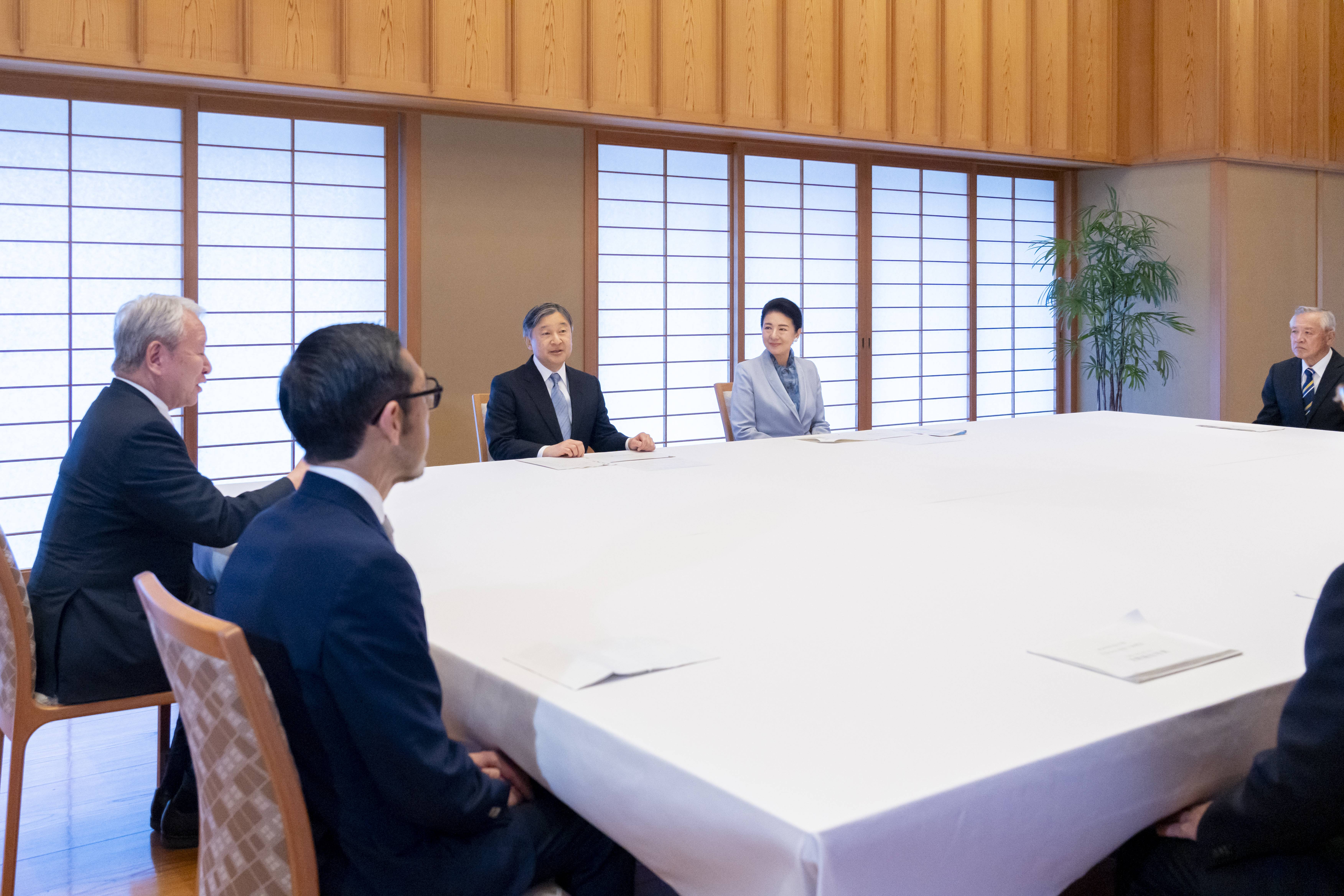 天皇、皇后両陛下、海外協力隊員らとご懇談 秋篠宮ご夫妻、万博会場を