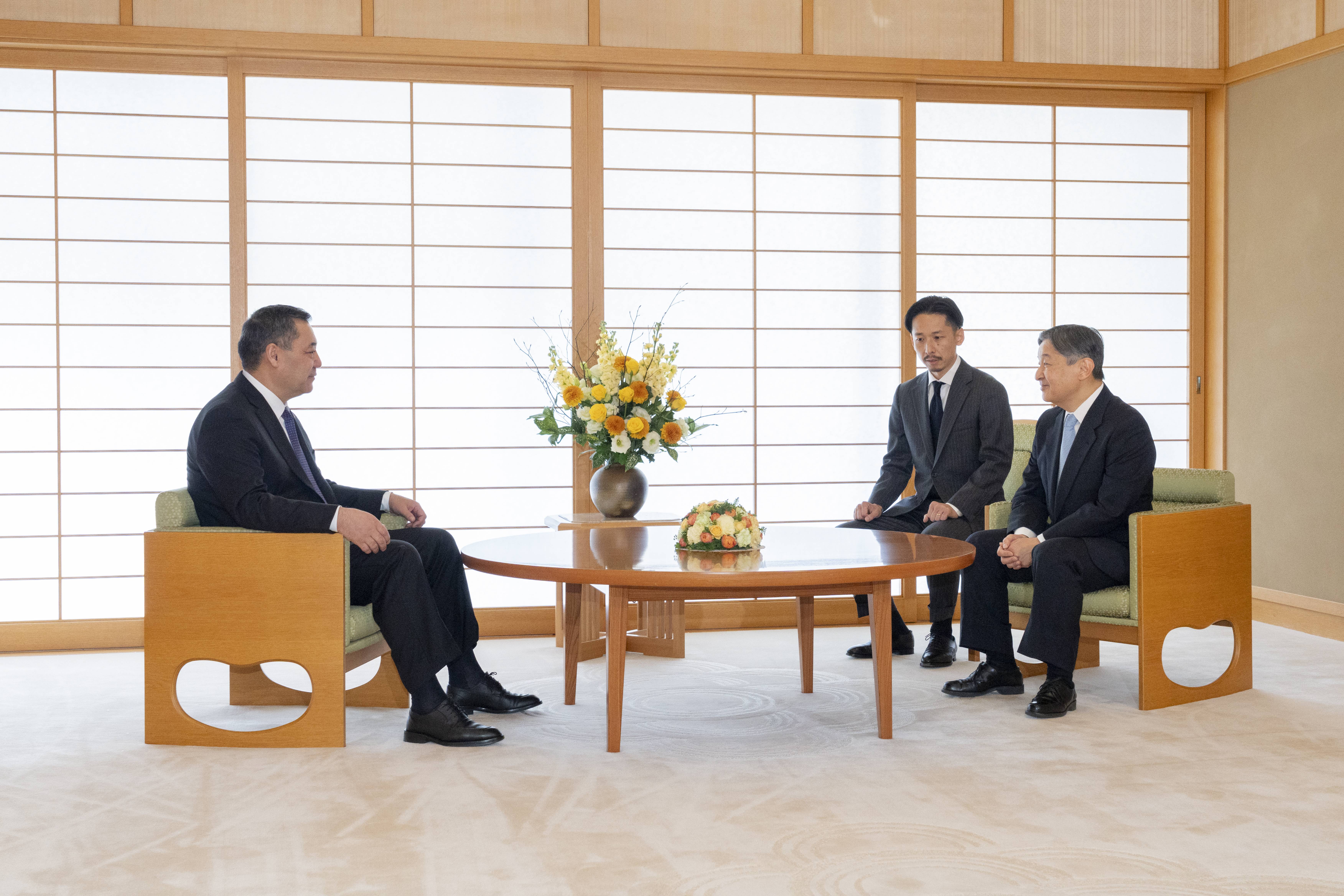 天皇　額写真 天皇ご一家、大戦中の写真展ご視察 上皇さまは92歳の誕生日お迎えに