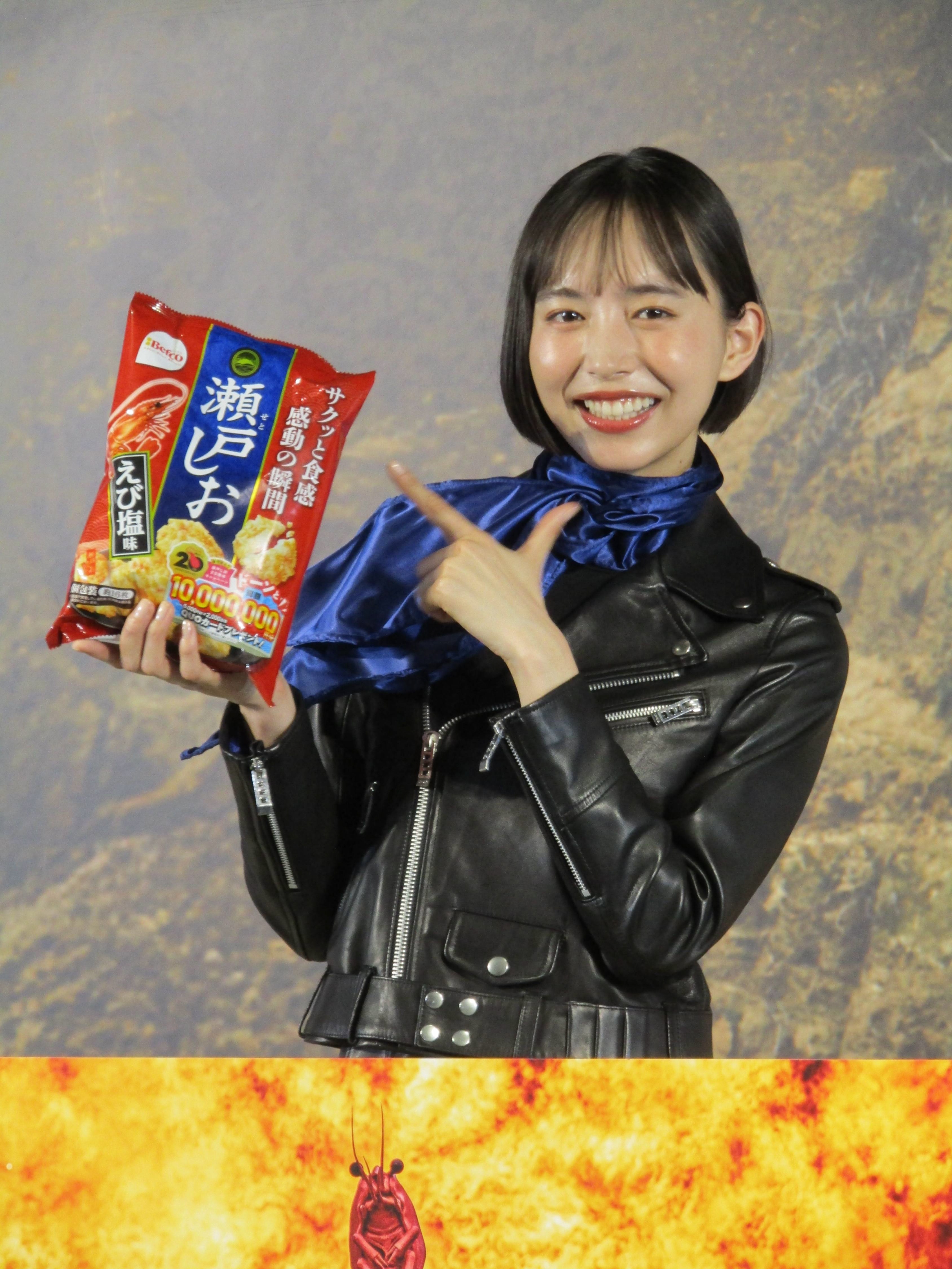 井桁弘恵が謎のヒーロー役に挑戦、揚げせんべいのWEBCMで - サンスポ