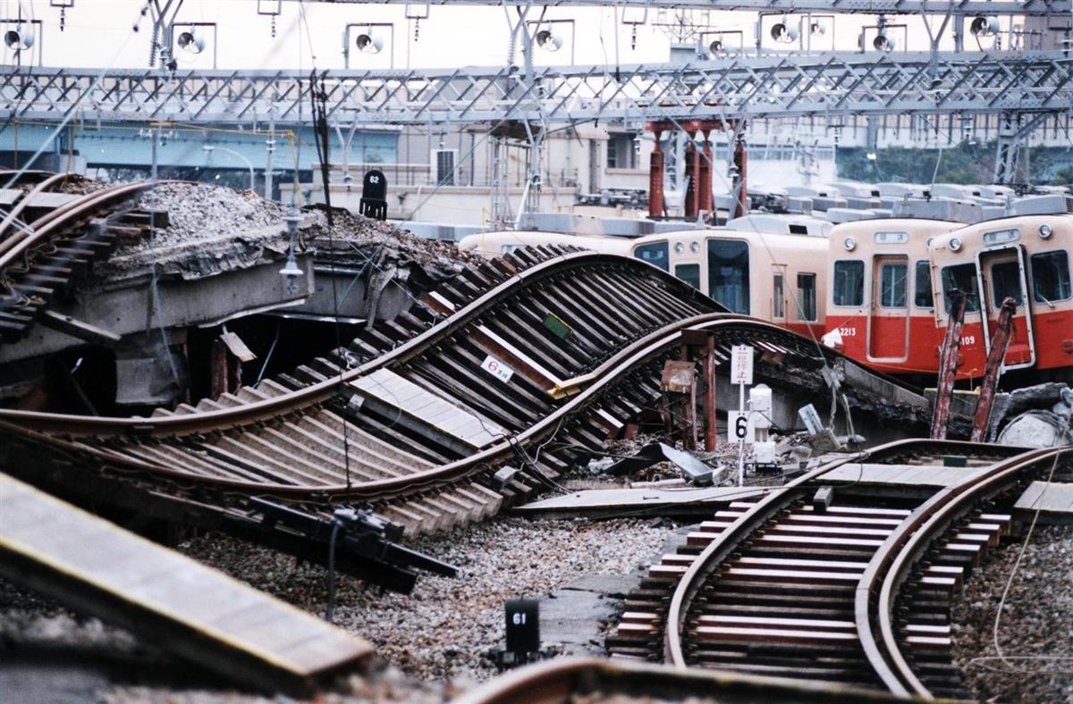 阪神 藤原オーナー 今でも思い出すと辛い 阪神 淡路大震災から２６年 選手ら５０人と黙とう 1 2ページ サンスポ