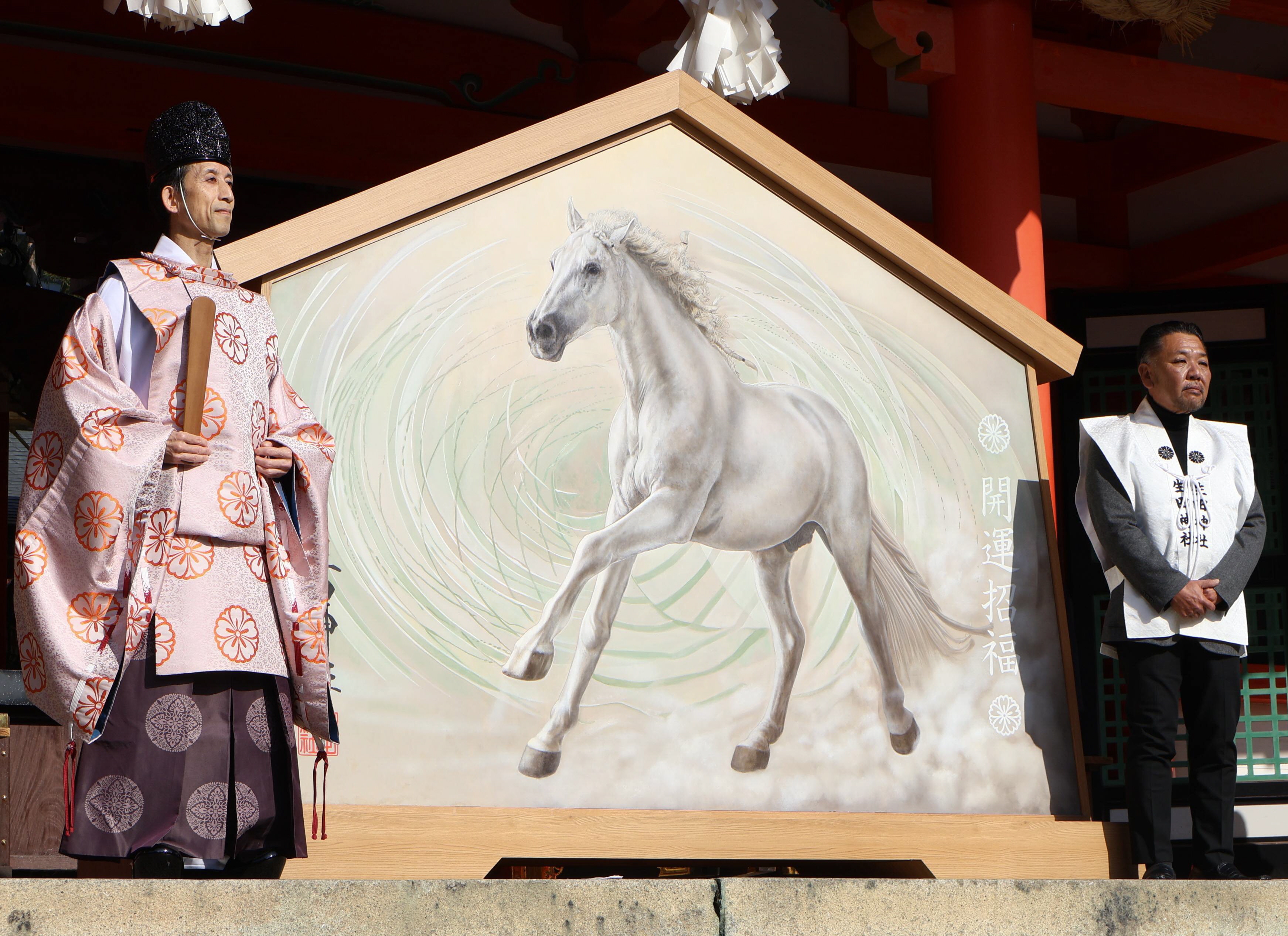 来年干支「午」の巨大絵馬 生田神社に奉納 「馬のように前向きに」願い