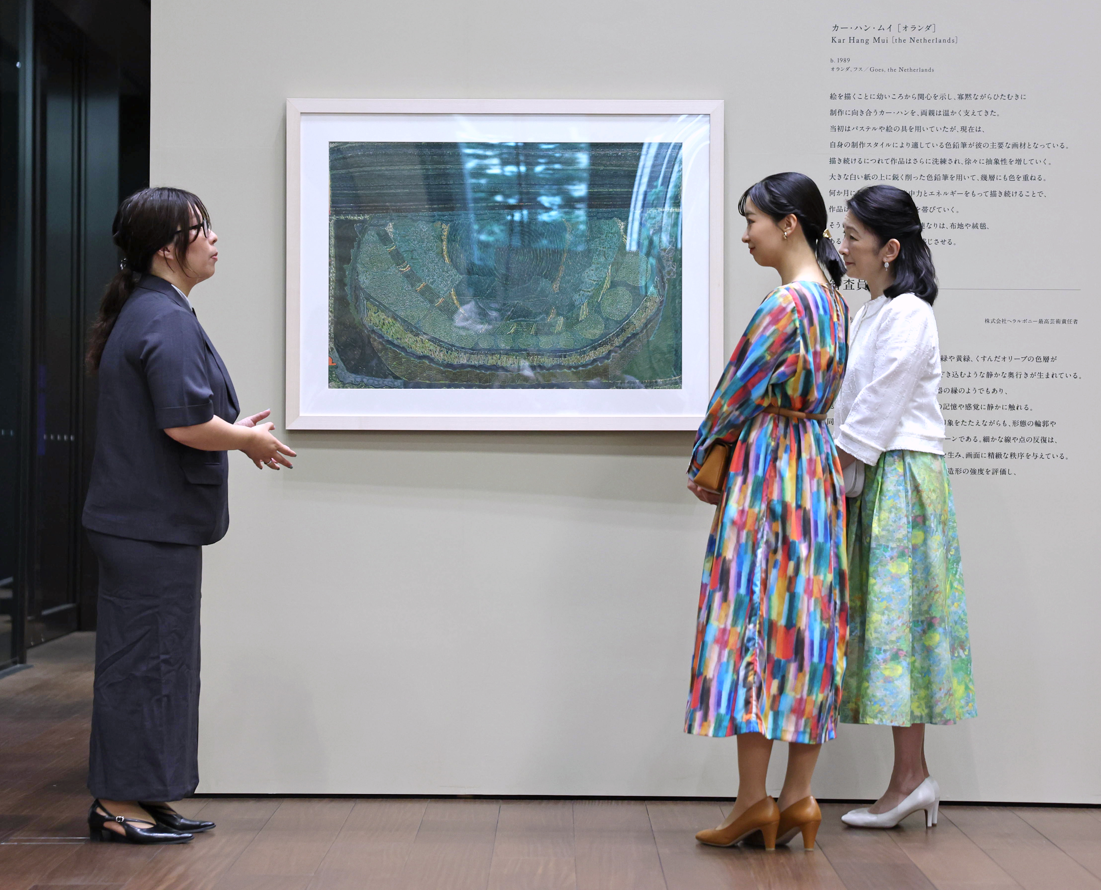 紀子さまと佳子さま、障害あるアーティストの作品ご鑑賞 「カラフル