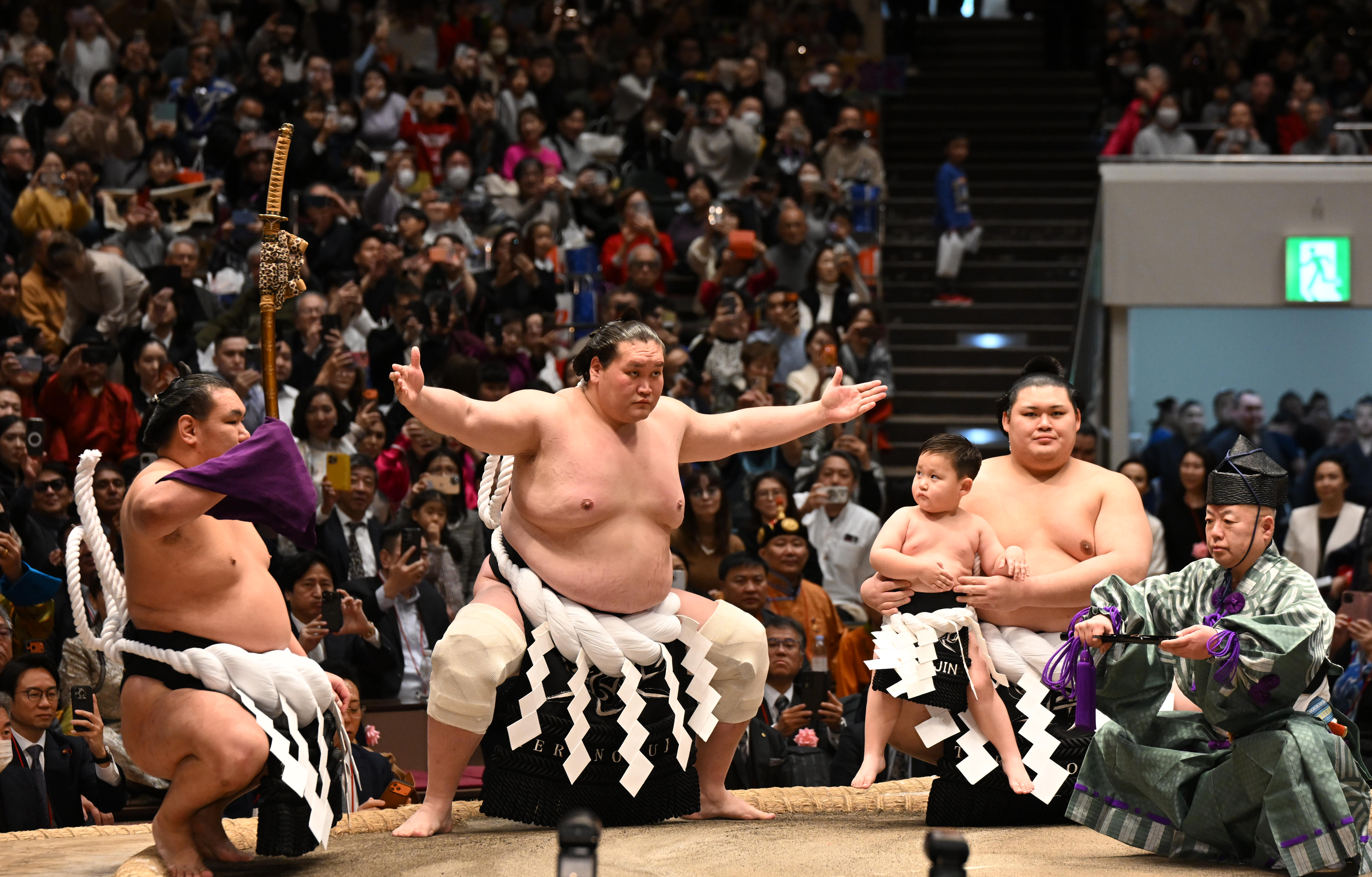 元横綱照ノ富士「頭が軽くなった」 断髪式に約330人…土俵入りには3歳の