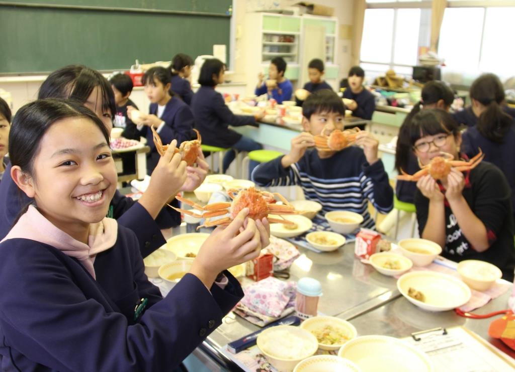 セコガニ給食「満喫」 兵庫新温泉町の3小中校 - 産経ニュース