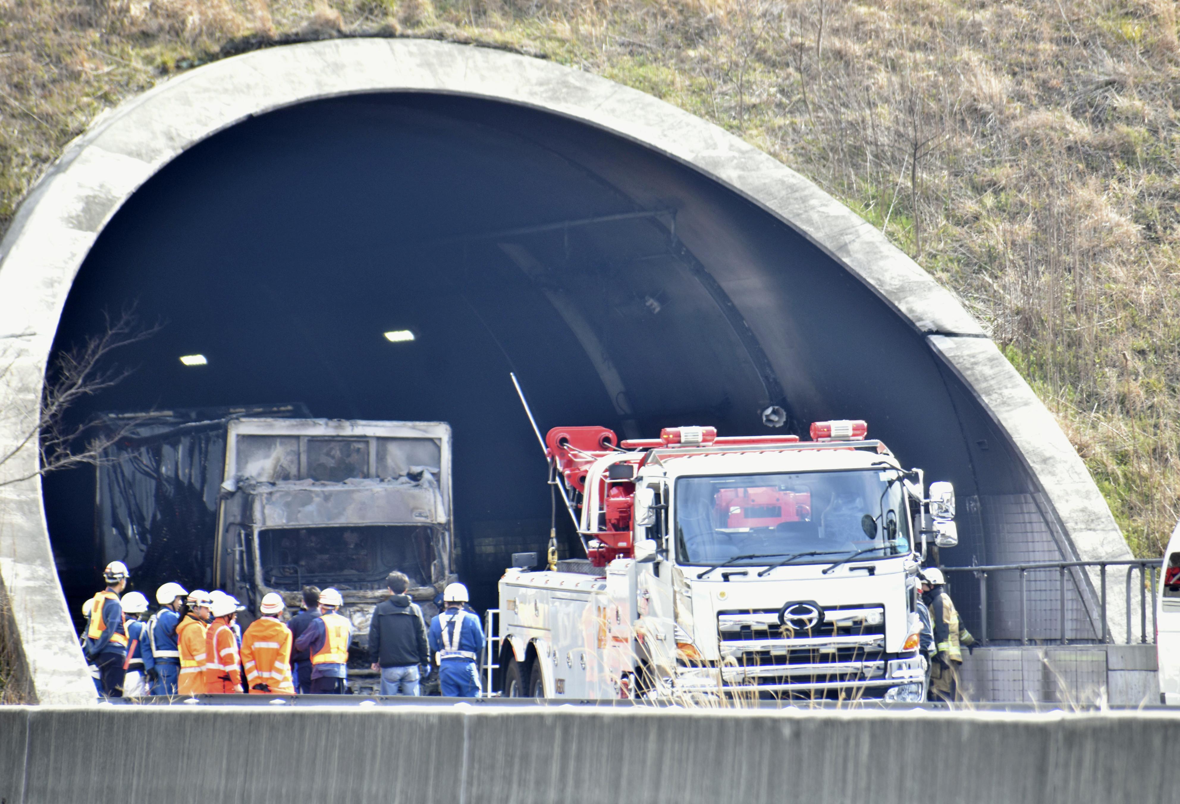 渋滞にトラック突っ込んだ」新名神の事故で5人死亡 - 産経ニュース