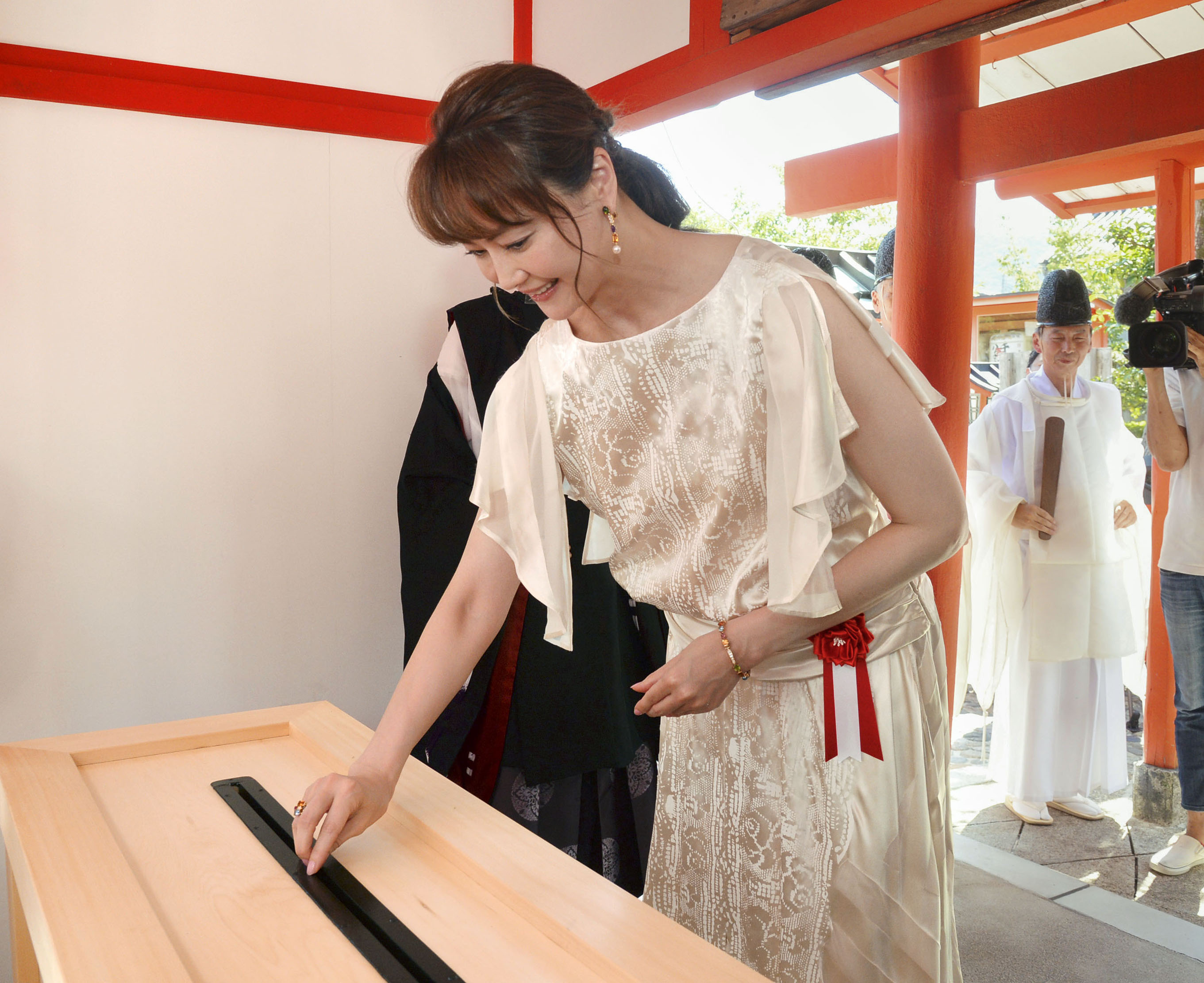 観月ありささんがさい銭箱奉納 活動40年記念、芸能神社 - 産経ニュース 