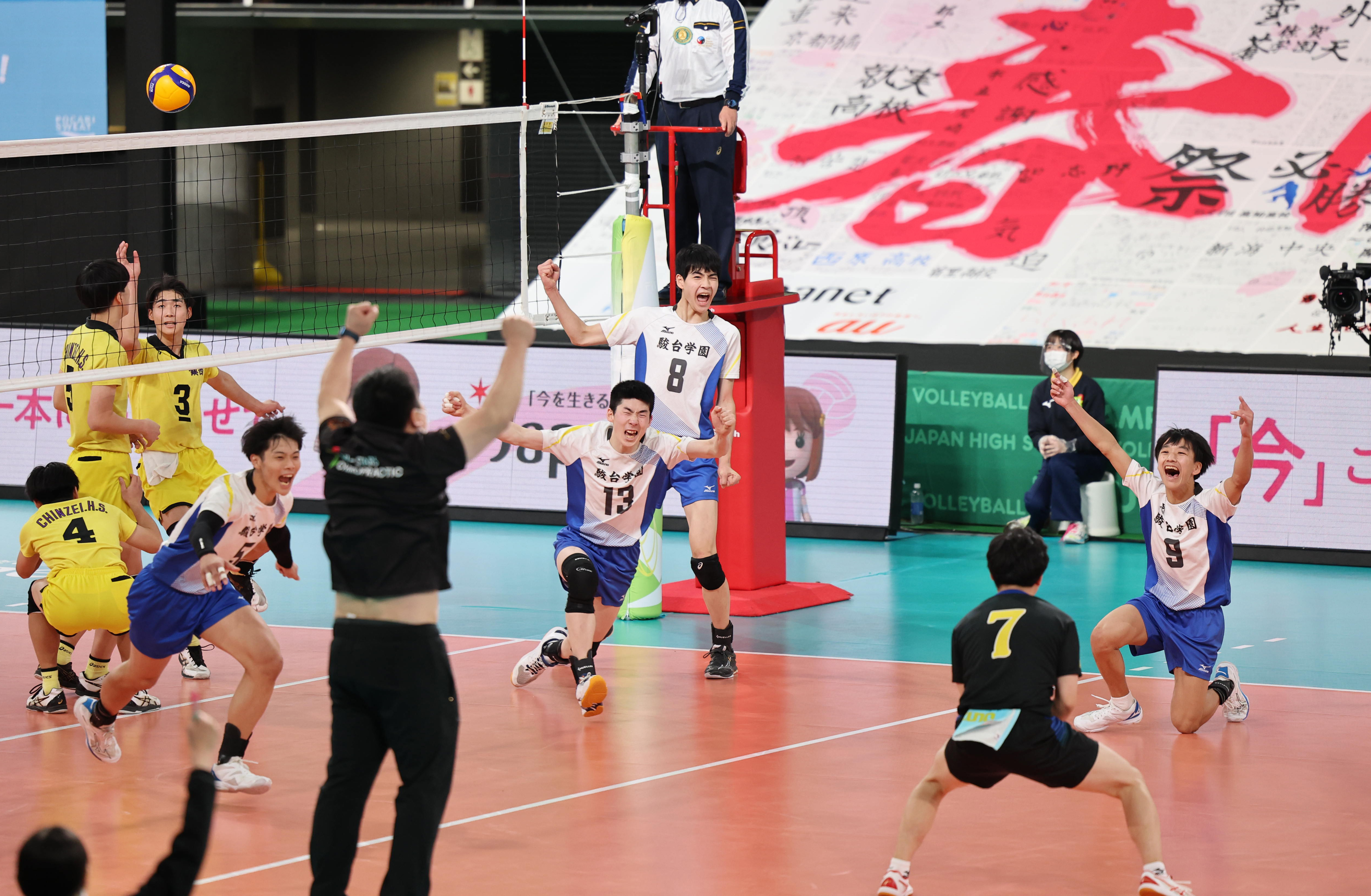 駿台学園、セットカウント0－2から大逆転！エース佐藤のサーブで崩し