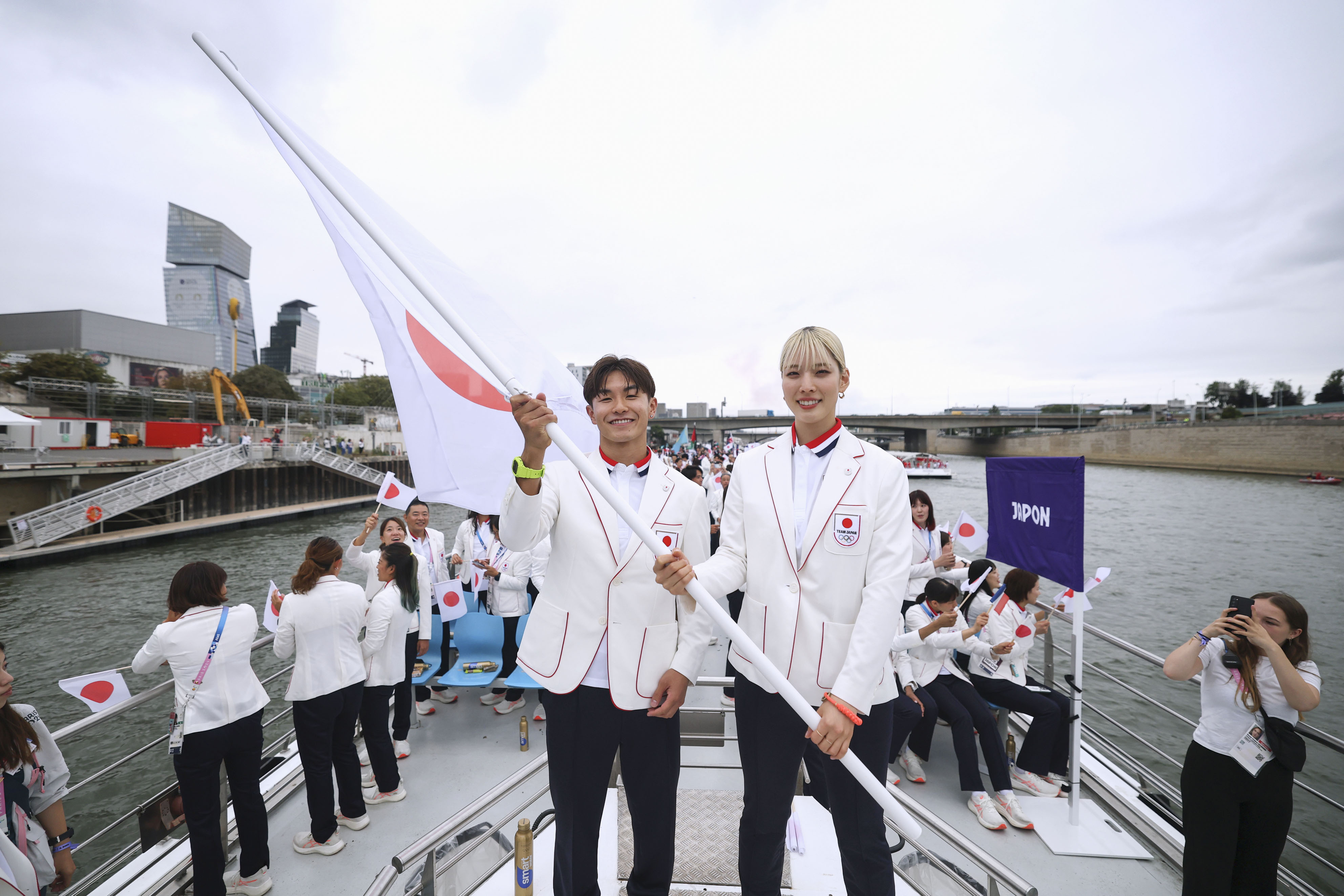 パリ五輪開幕、旗手務めた半井重幸が充実の表情「ブレイキン知って