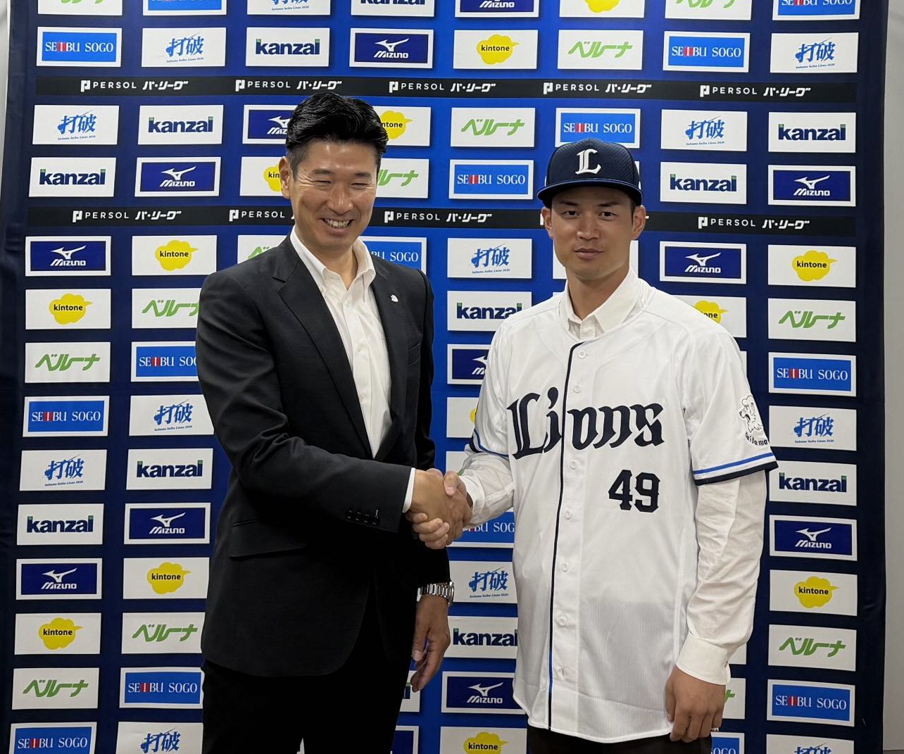 西武・若林楽人、背番号「49」で復帰会見 トレードの連絡に「どこの