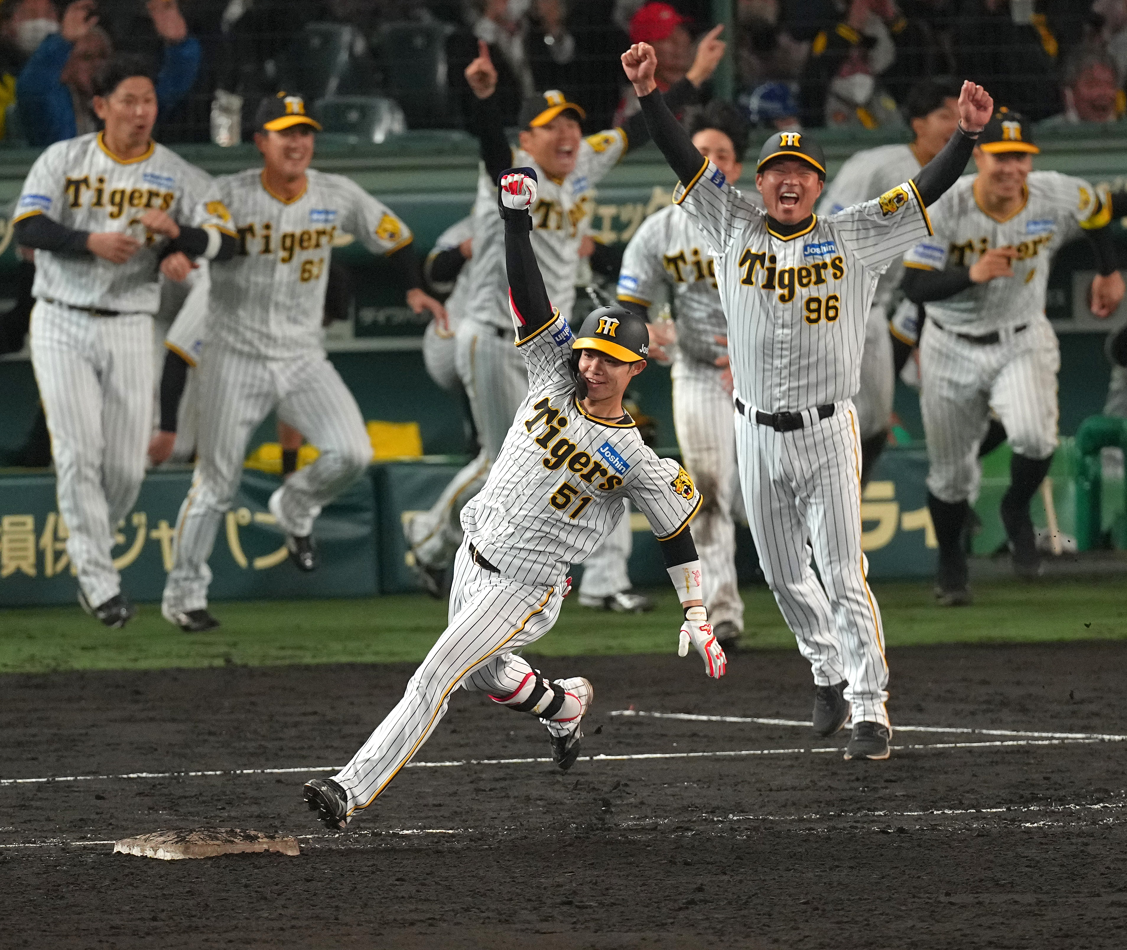 阪神・中野拓夢、プロ初サヨナラ打 土壇場からの逆転劇で首位返り咲き