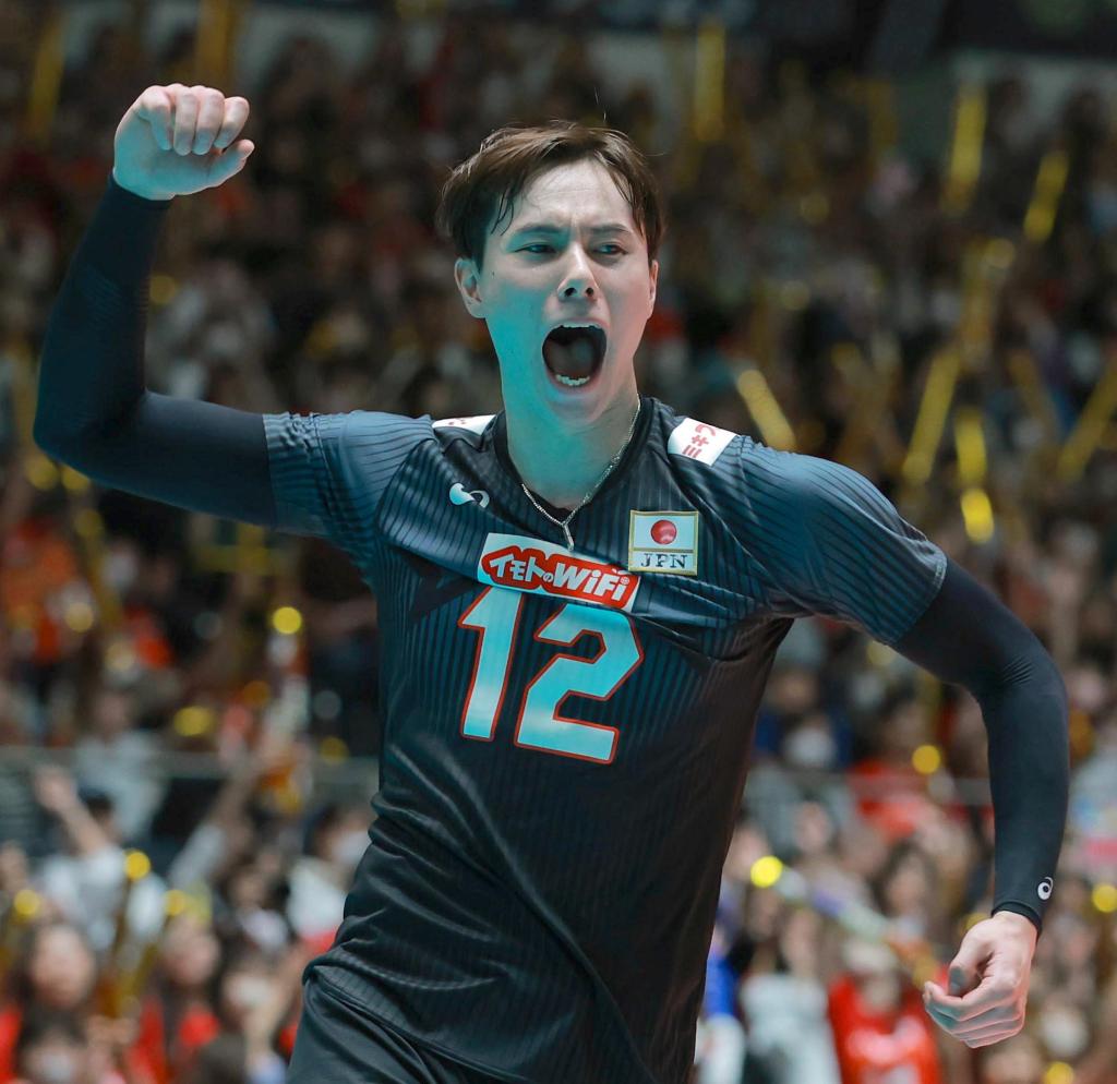 高橋藍、勝負どころでみせた必殺技「フェイクセット」 W杯バレー男子
