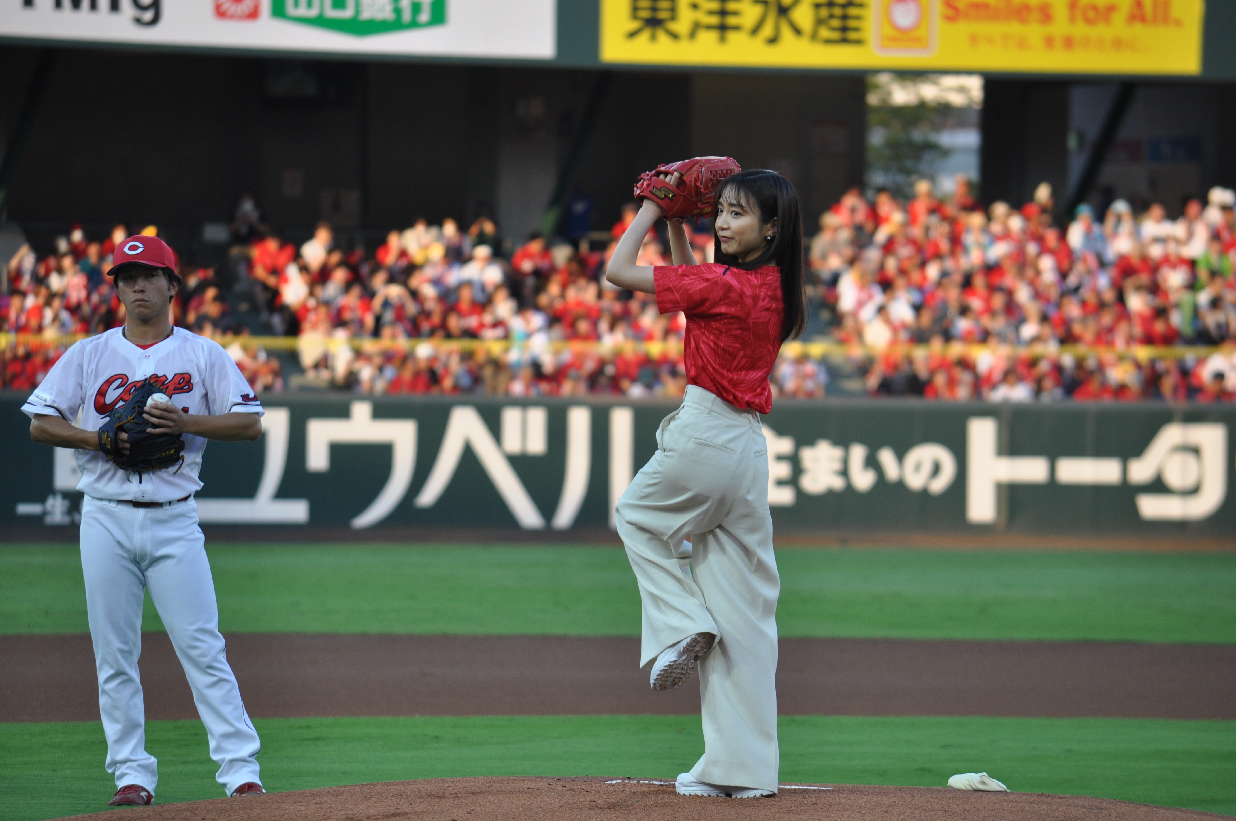 フジ・佐久間みなみアナが始球式 真っ赤なバボちゃんと登場 ノーバン