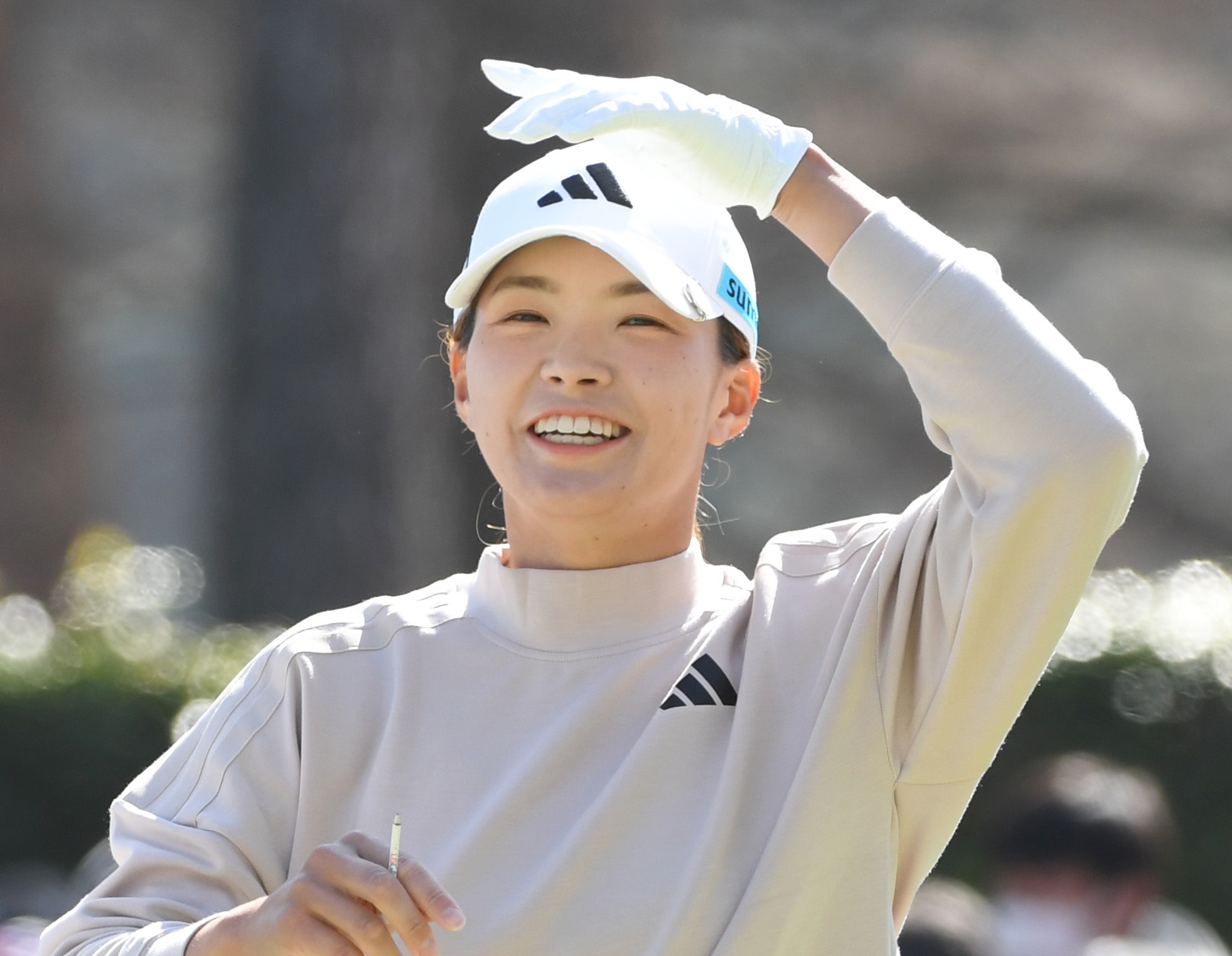 渋野日向子暫定3位浮上、チップインバーディーにしぶこスマイル／米