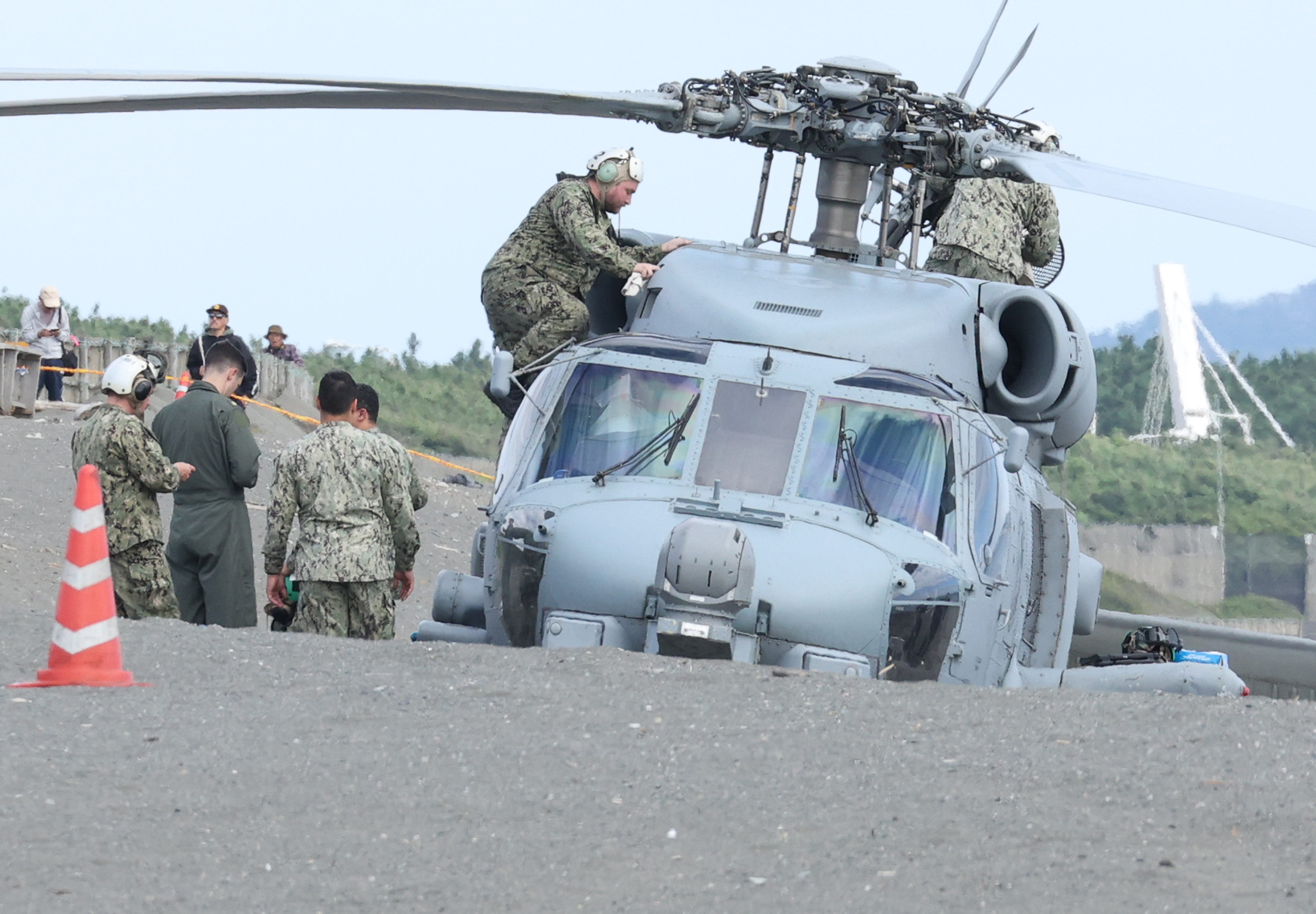 動画】不時着ヘリは米軍厚木基地所属 搭乗員3人にけがなし 神奈川
