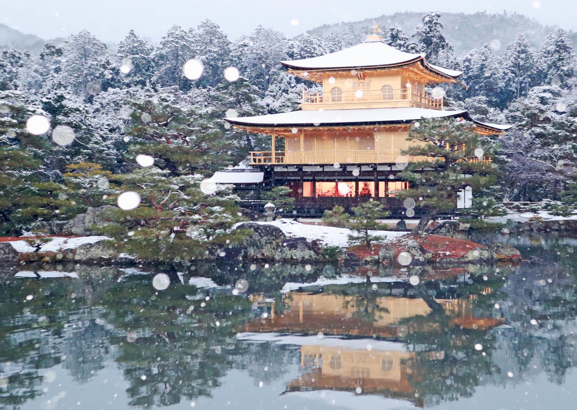 動画 金閣寺 この冬初の雪化粧 産経ニュース