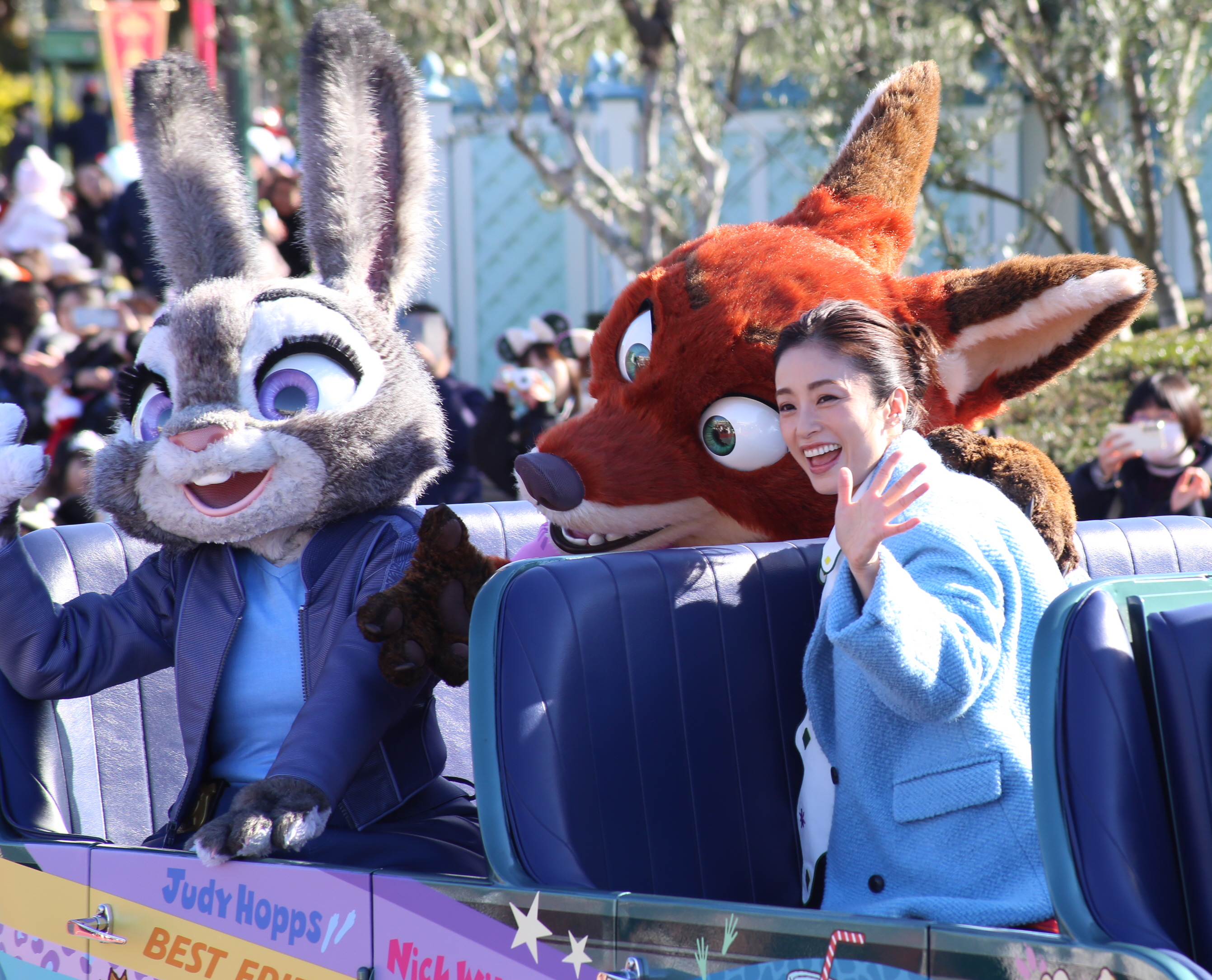 上戸彩さんが東京ディズニーランドにサプライズ登場 オープンカーから