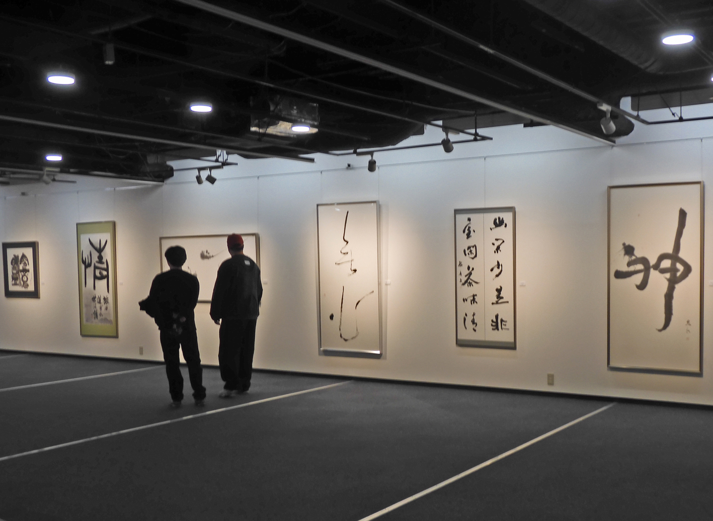 淡墨、青墨、侘茶の境地 個性あふれる「心芸墨美作家協会2025選抜展