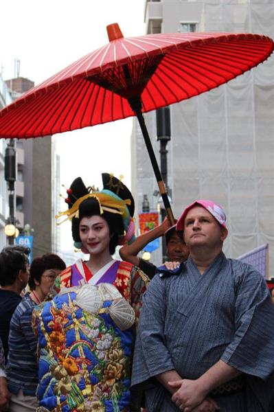 外国人のおいらん初登場 外八文字の歩き方披露 第２７回しながわ宿場まつり 産経ニュース
