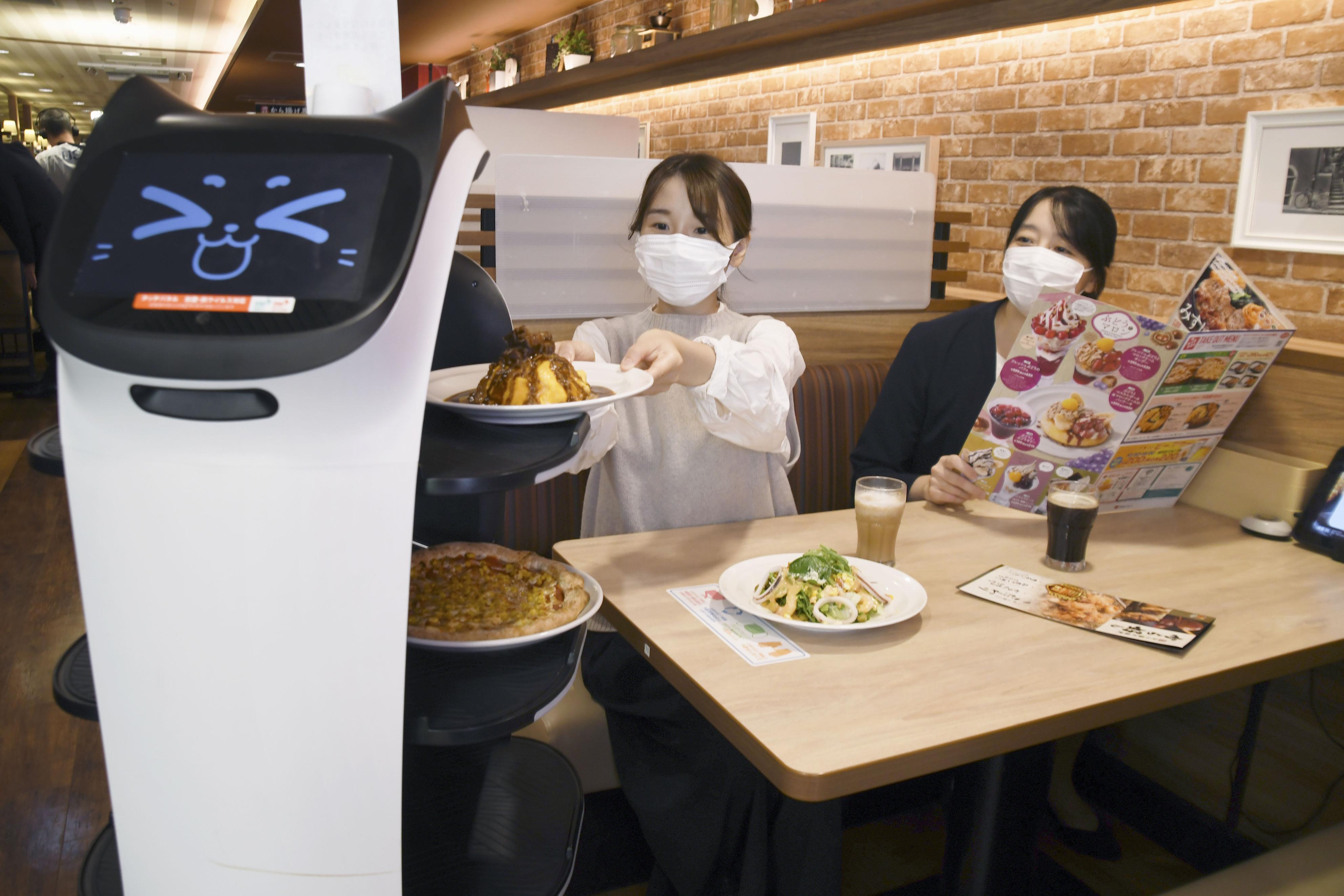 配膳ロボット導入広がる 「ネコ型」客の9割支持、従業員負担軽減も