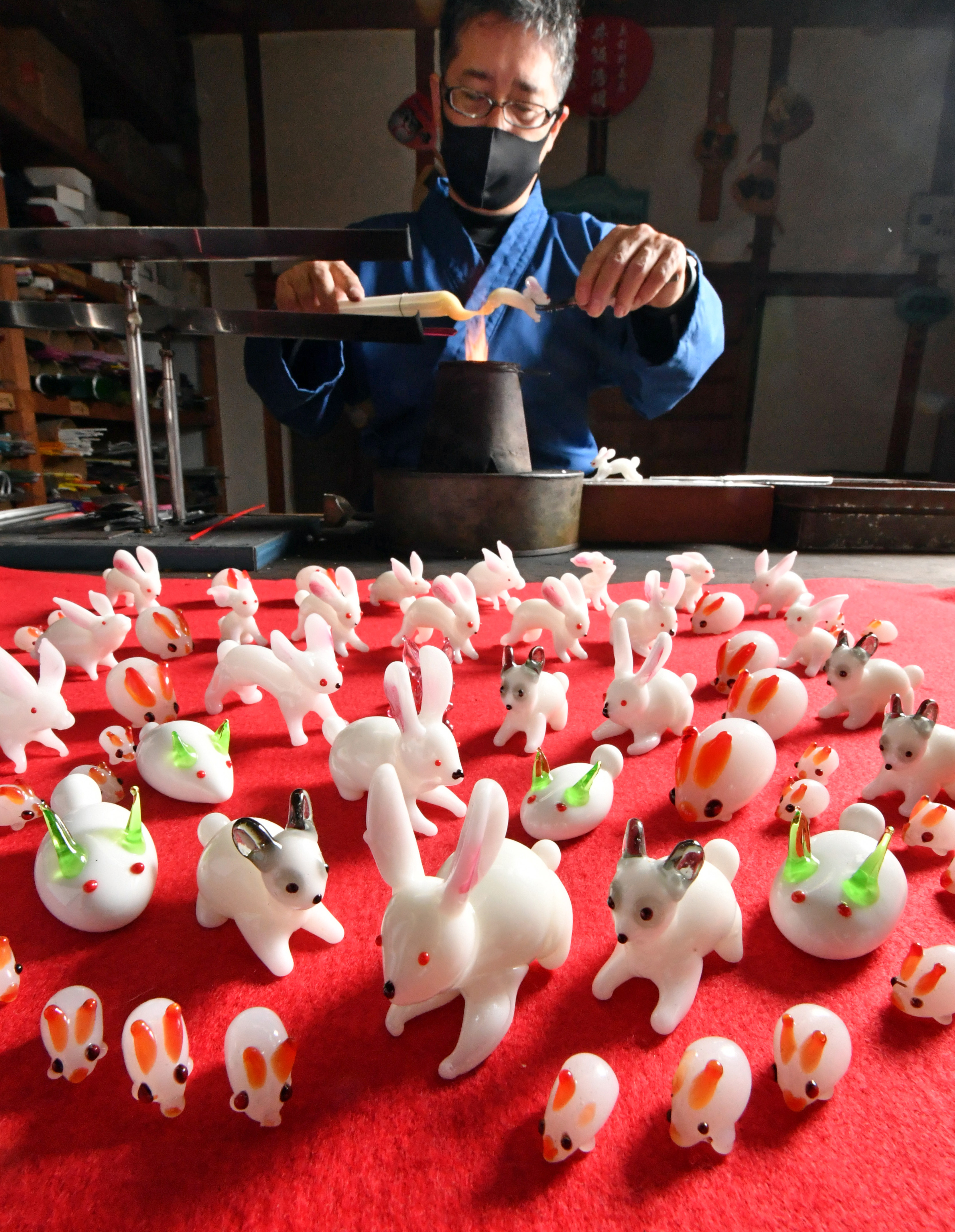 来年は飛躍の年に」…出番待つウサギのガラス細工 - 産経ニュース