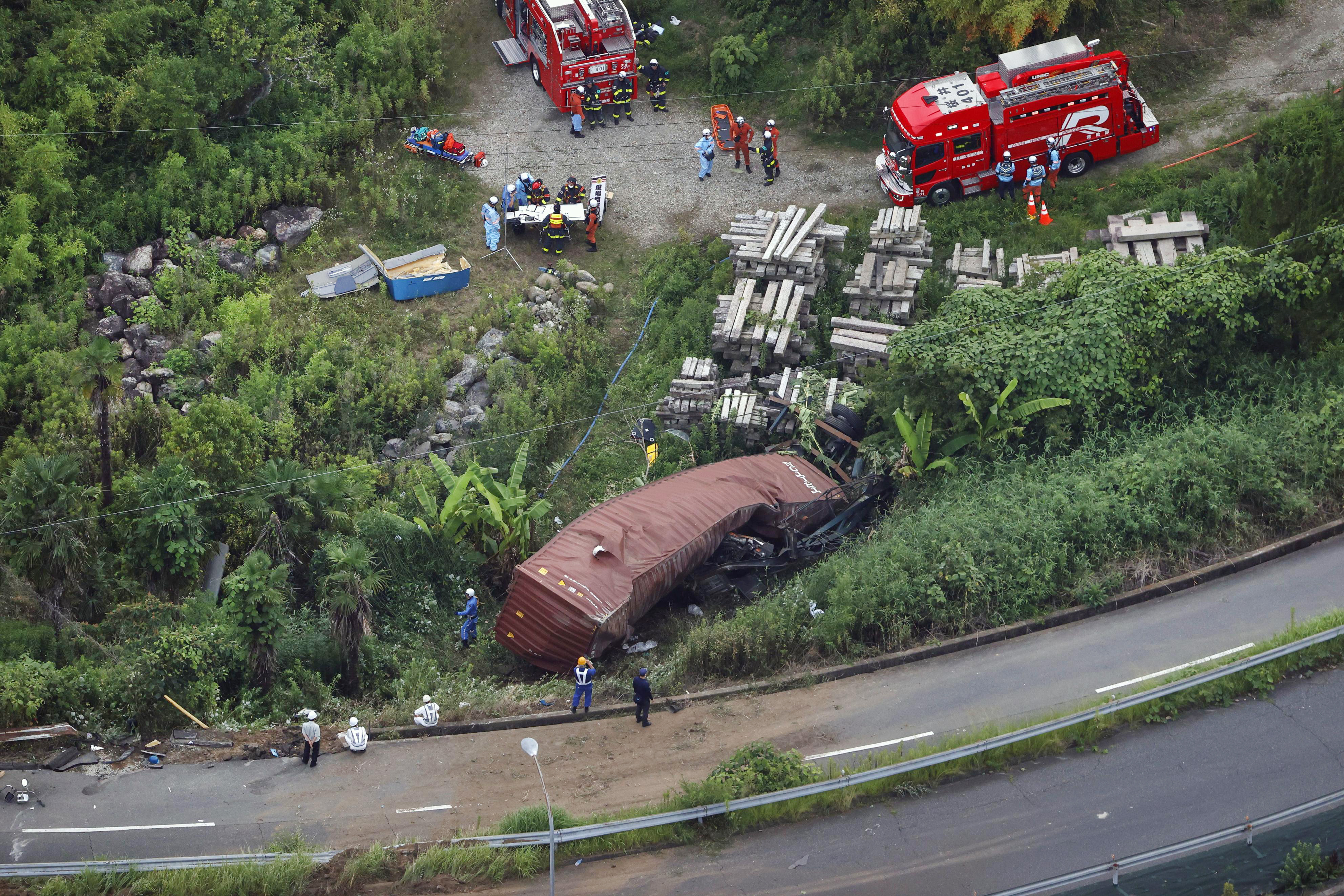 トレーラー転落、搬送の27歳運転手が死亡 奈良の名阪国道（写真・画像