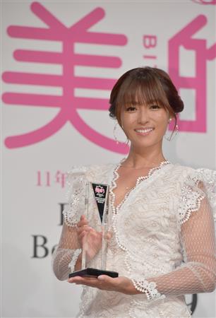 深田恭子、白いセクシーなドレス姿で満面の笑み（写真・画像 1/1