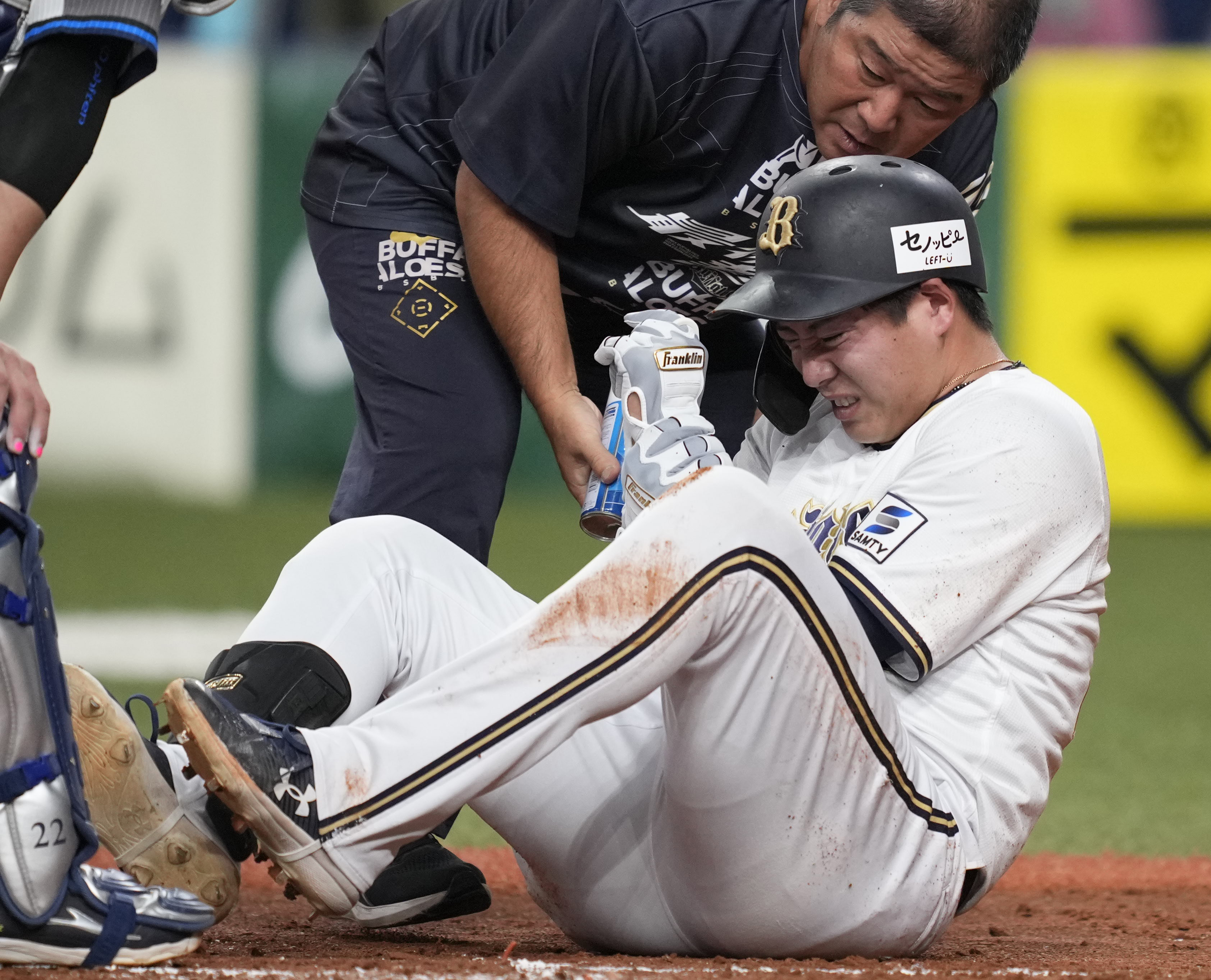 オリックス・来田涼斗、四回に左手首付近に死球受け悶絶…治療後に