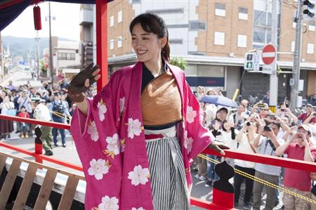 綾瀬はるか、会津まつりに『八重の桜』衣装で参加「すごく懐かしい」 - サンスポ