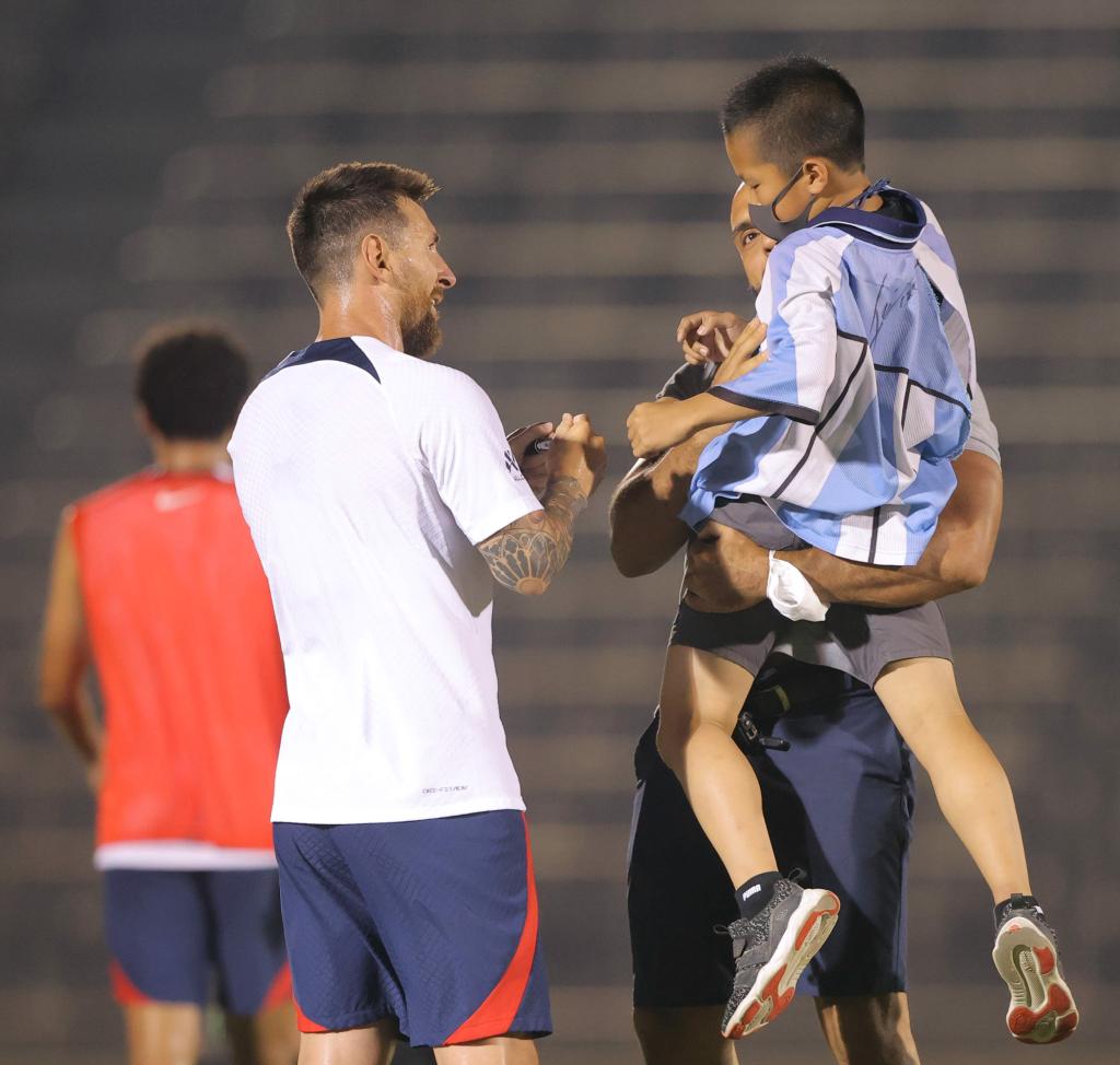 メッシ ネイマール所属のｐｓｇ公開練習に子供ら乱入 こんなザル警備で本番は大丈夫 神対応から無法地帯に 二度と来日しない可能性も 1 2ページ Zakzak 夕刊フジ公式サイト